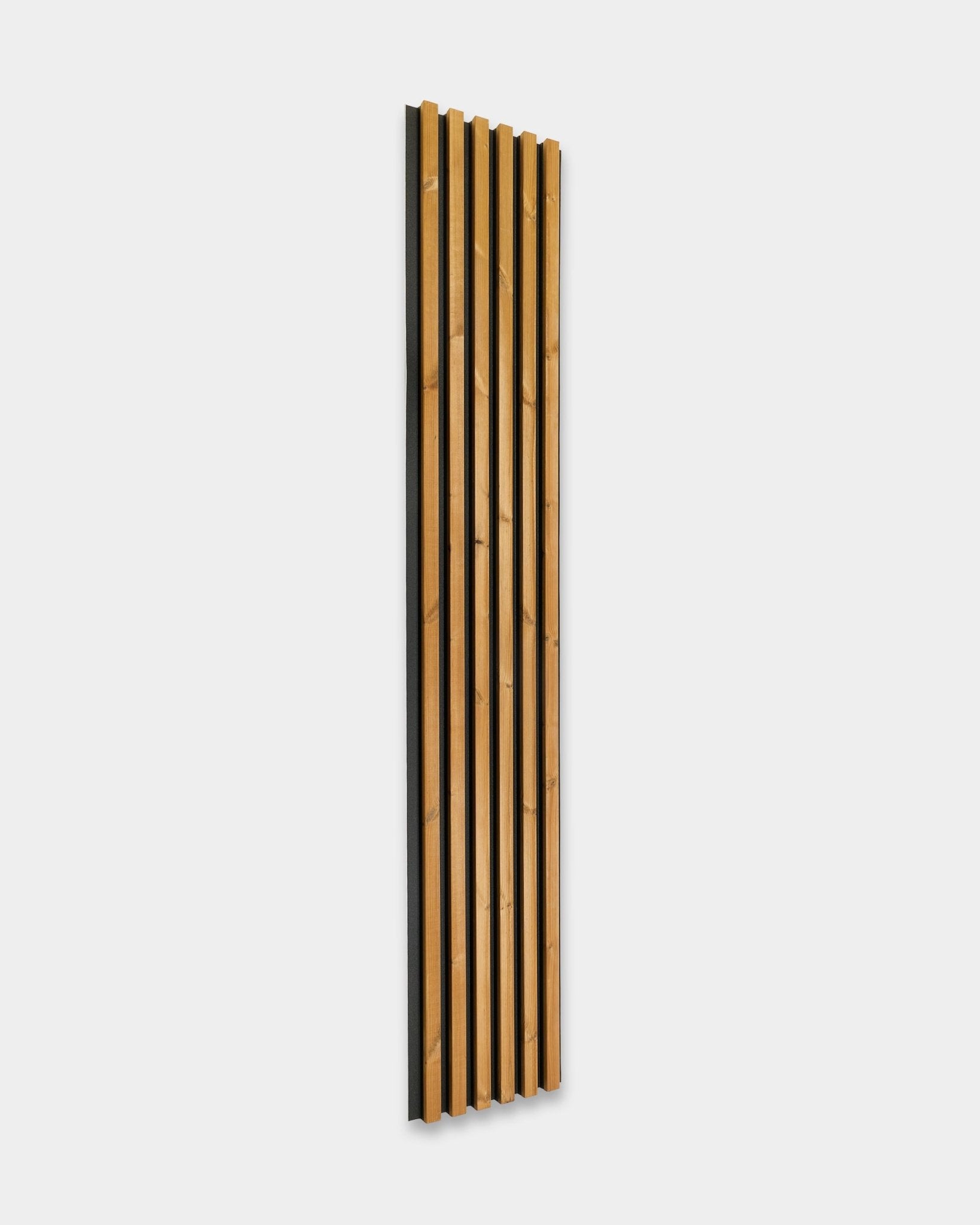 Panneau de façade WoodUpp Aluwood en brown, format 240 x 45,1 cm, avec des lattes en épicéa nordique verticales et un support black, posé sur une surface blanche.