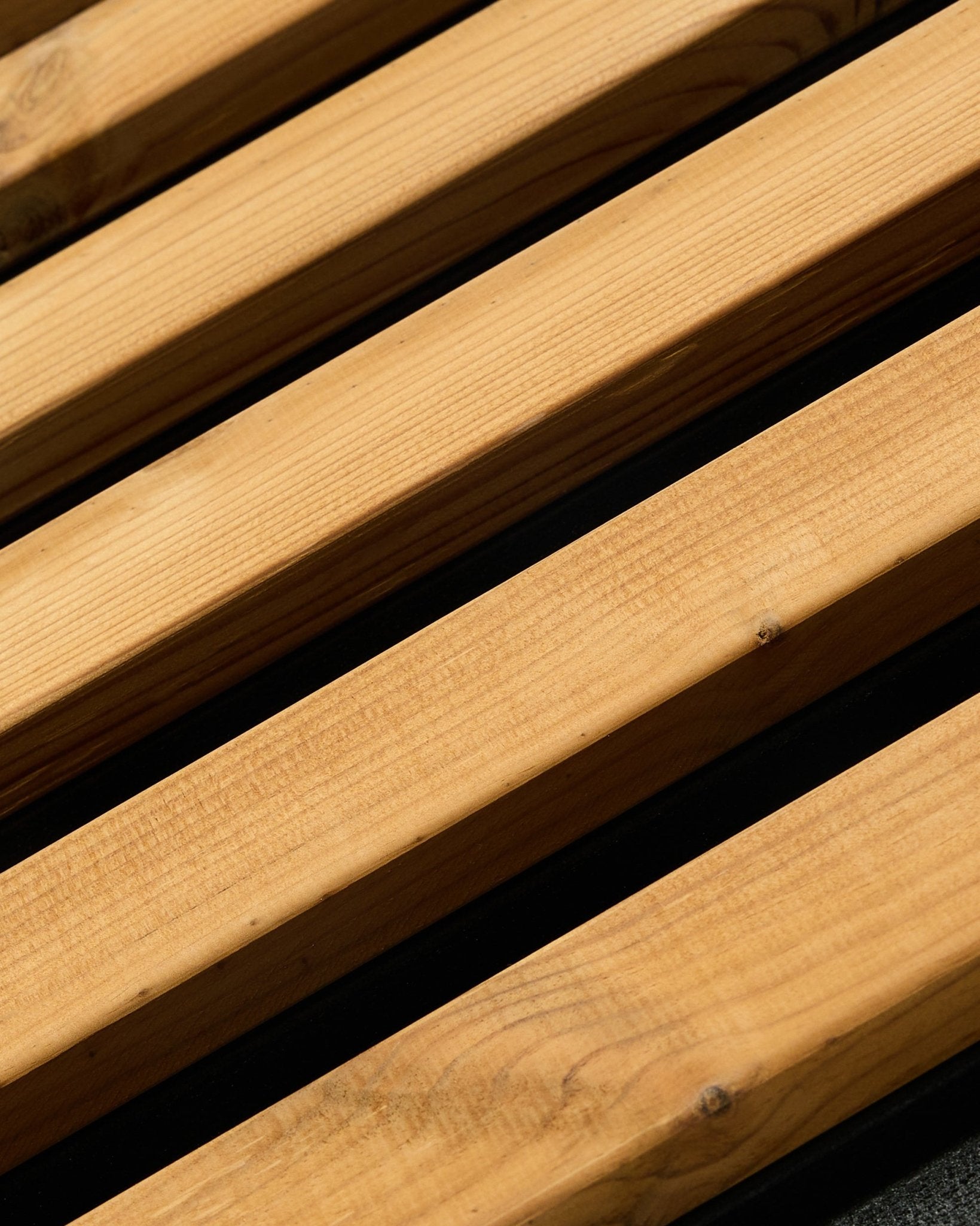 Gros plan sur un panneau de façade WoodUpp Aluwood en brown (240 x 45,1 cm) avec des planches parallèles en épicéa nordique, conçu pour des applications architecturales extérieures.
