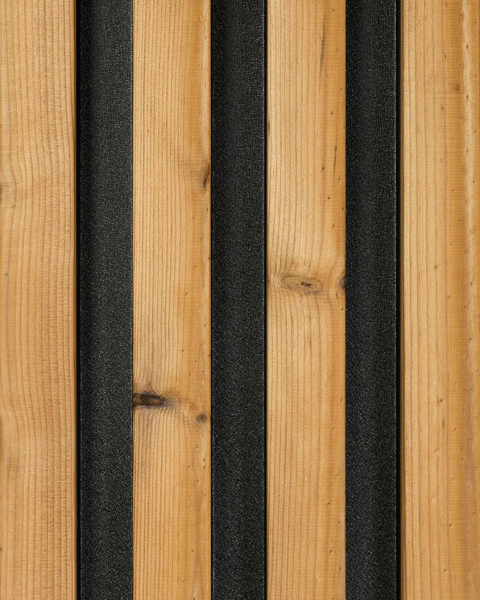Échantillon de panneau de façade Aluwood en brown (45,7 x 27 cm) par WoodUpp, avec des planches au veinage bois vertical et des bandes black qui créent un design rayé moderne.