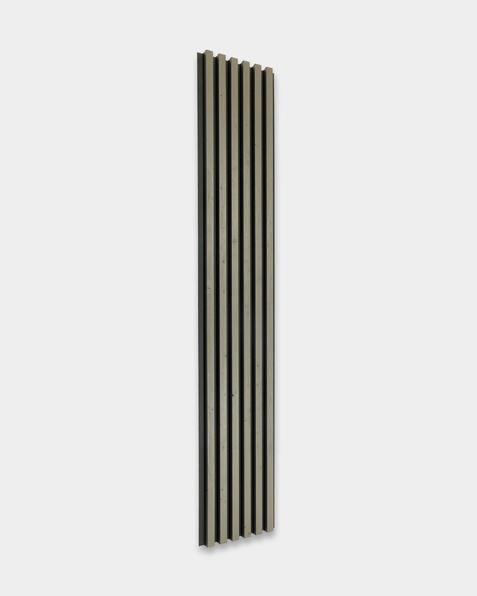 Panneau de façade WoodUpp Aluwood en grey, 240 x 45,1 cm, avec des lattes alternées en épicéa nordique traité thermiquement grey et black pour une installation en extérieur.