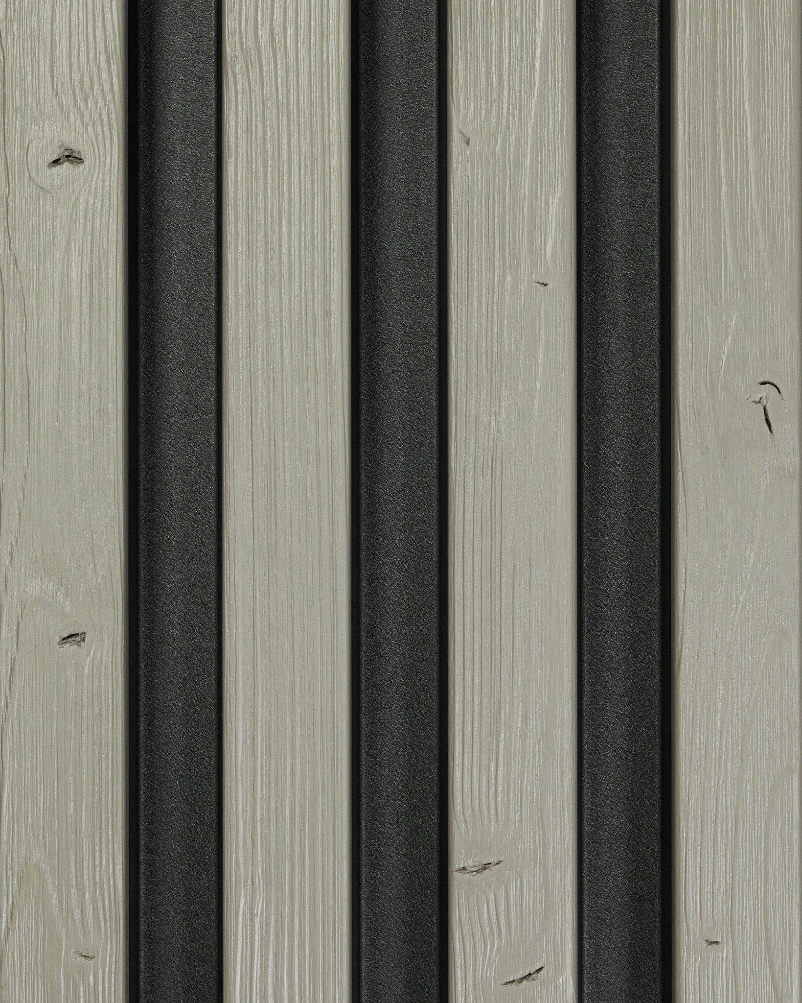 Échantillon Aluwood Grey (45,7 x 27 cm), panneau de façade de WoodUpp ; des lattes en bois grises avec des bandes métalliques vertical black créent une surface extérieure moderne et texturée.