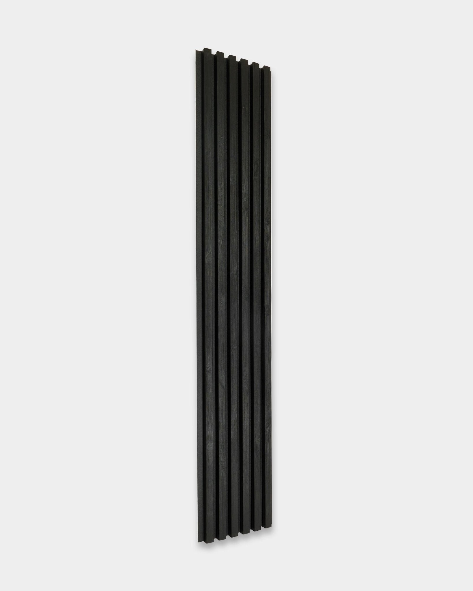 Panneau de façade extérieur Aluwood de WoodUpp, black, 240 x 45.1 cm, avec des rainures verticales, sur un fond uni gris clair.
