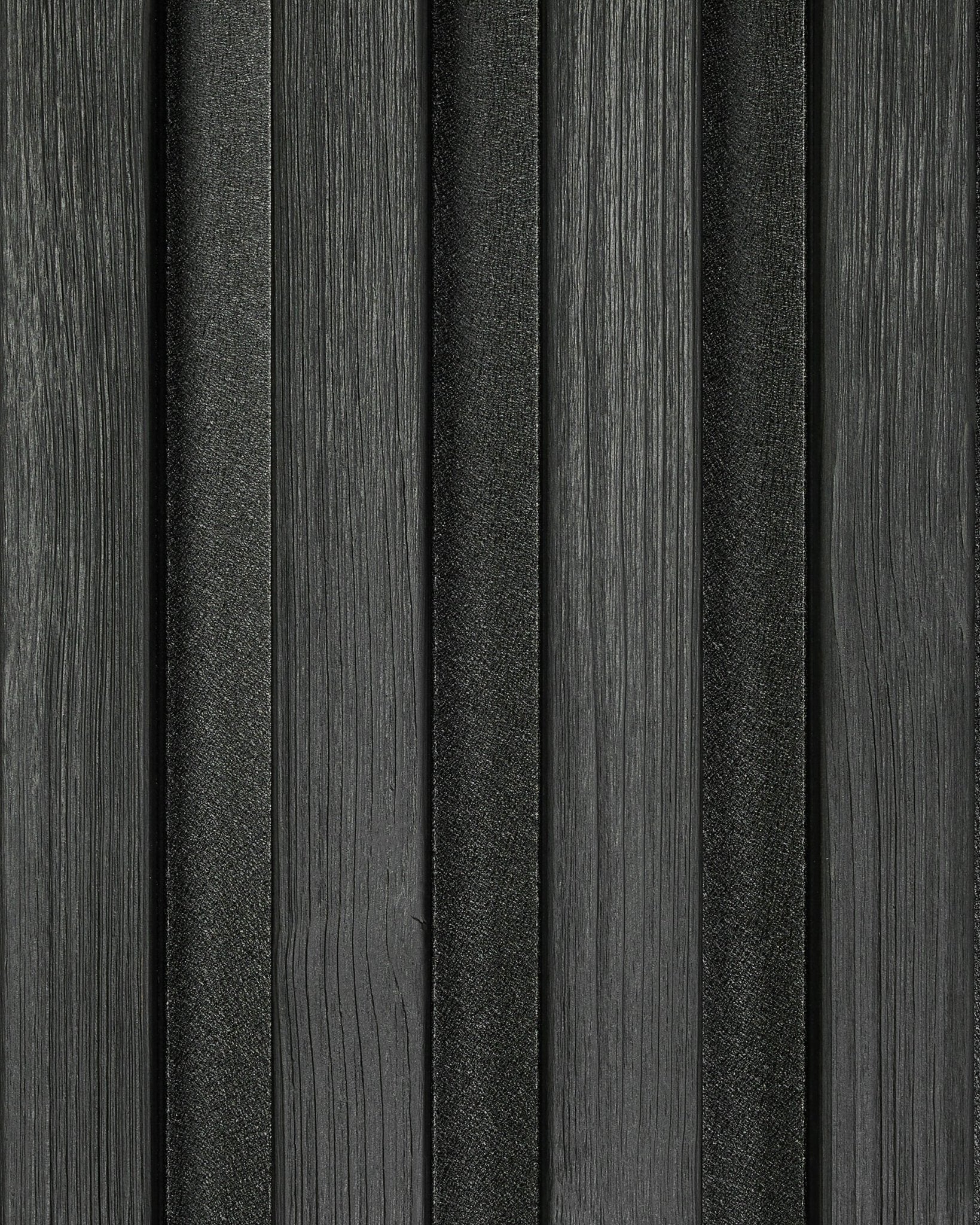 Gros plan sur un échantillon de panneau de façade Aluwood Black (45.7 x 27 cm) de WoodUpp, montrant des lattes texturées à la verticale dans un motif rayé moderne.