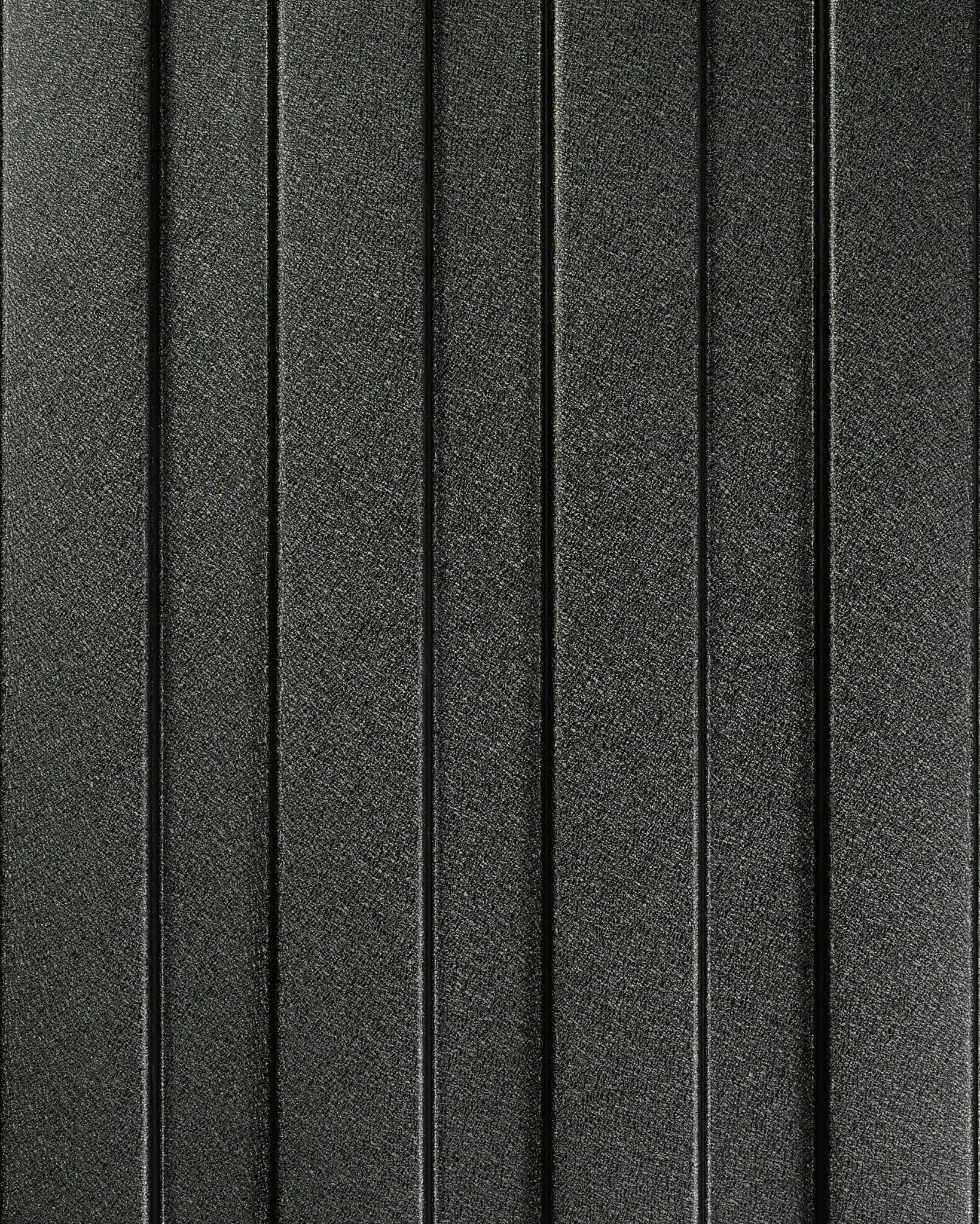Gros plan sur un panneau de façade WoodUpp Aluwood, 240 x 45,1 cm, avec une surface texturée gris foncé et des reliefs vertical espacés régulièrement, conçu pour un usage extérieur.