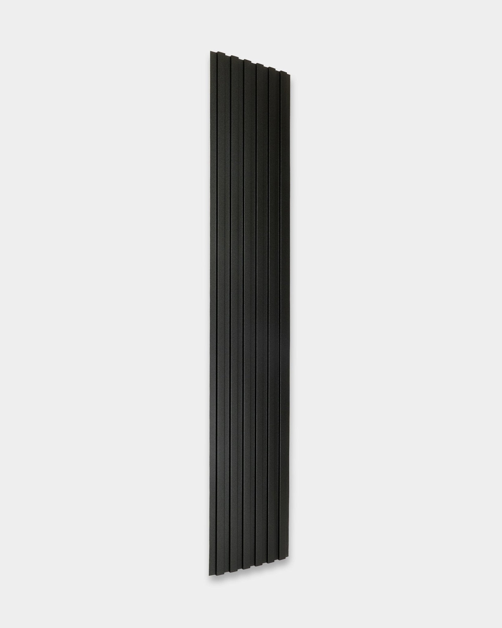 Panneau de façade extérieur WoodUpp Aluwood, 240 x 45,1 cm, haut et étroit, avec des rainures vertical black, présenté sur un fond blanc uni.
