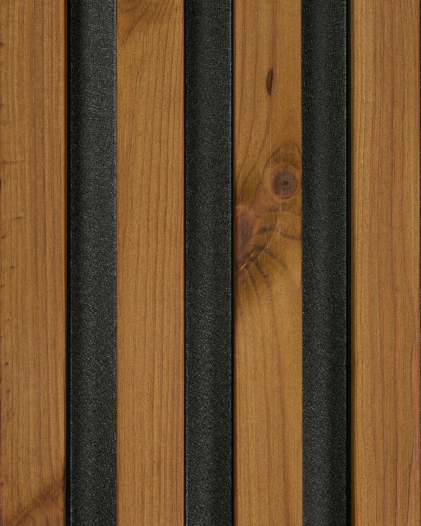 Gros plan sur un échantillon de panneau de façade WoodUpp Aluwood en finition brown huilée (45,7 x 27 cm), mettant en valeur le veinage du natural wood et les bandes texturées black.