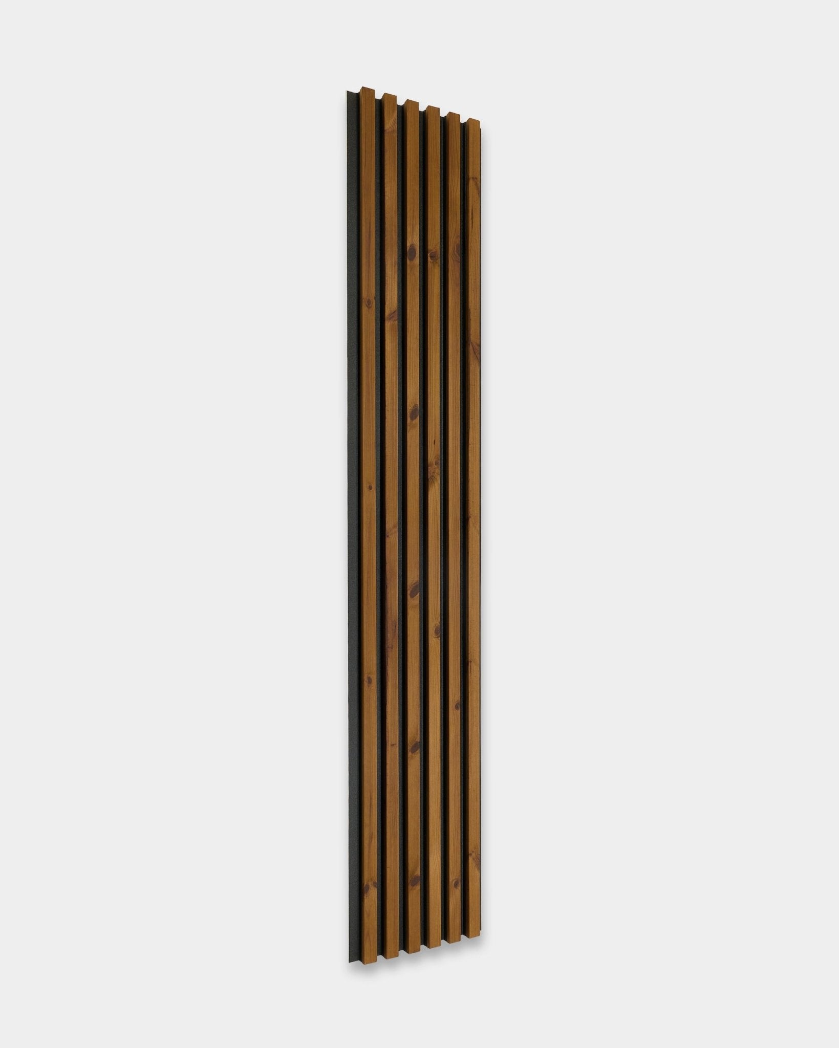 Panneau de façade WoodUpp Aluwood en brown huilé, 240 x 45,1 cm, avec des lattes en épicéa nordique thermotraité et un support acoustique foncé pour l’extérieur.