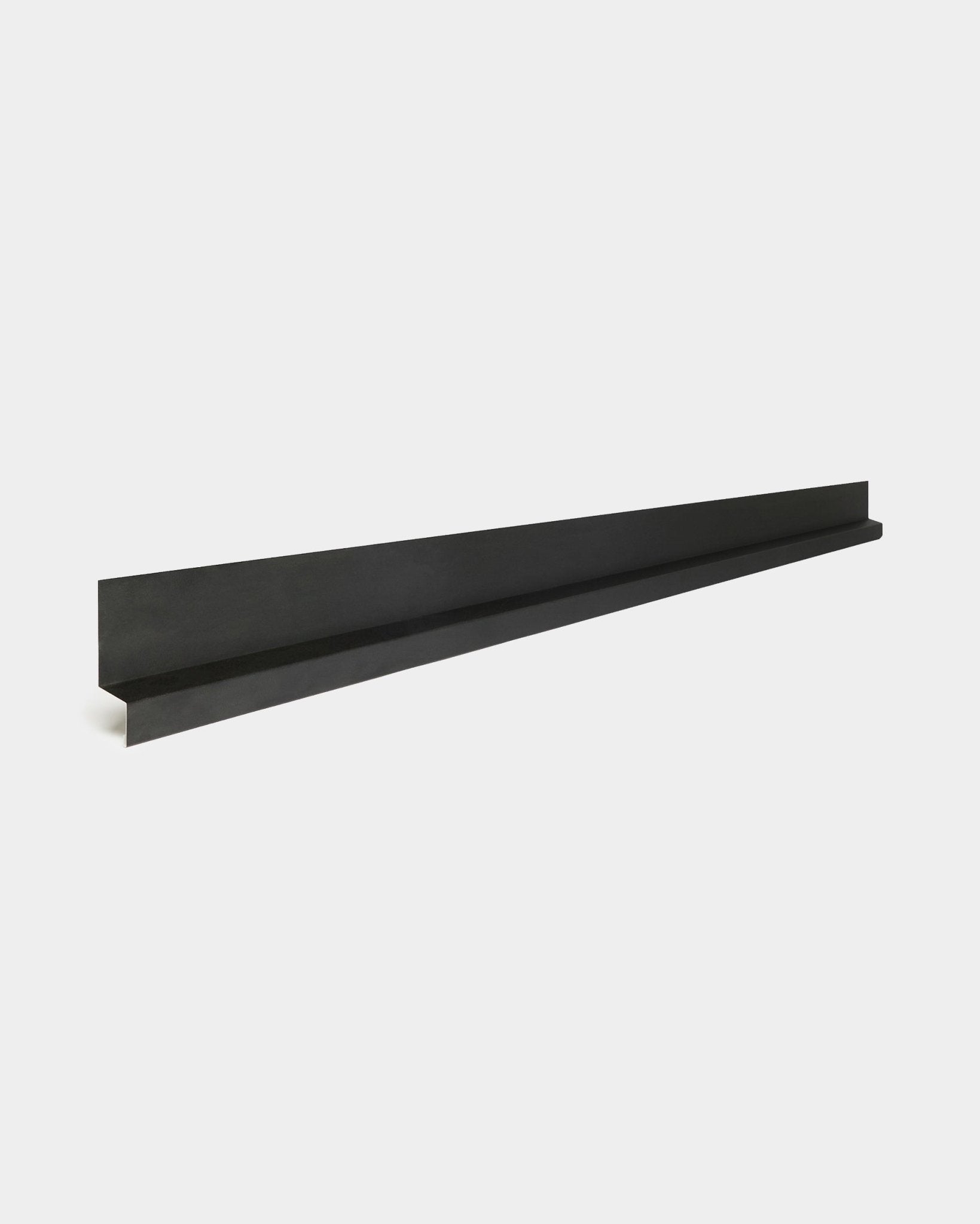 WoodUpp Aluwood Bottom, 240 cm : un long accessoire de panneau de façade minimaliste black, avec une fine bordure en aluminium thermolaqué pour une installation en extérieur.