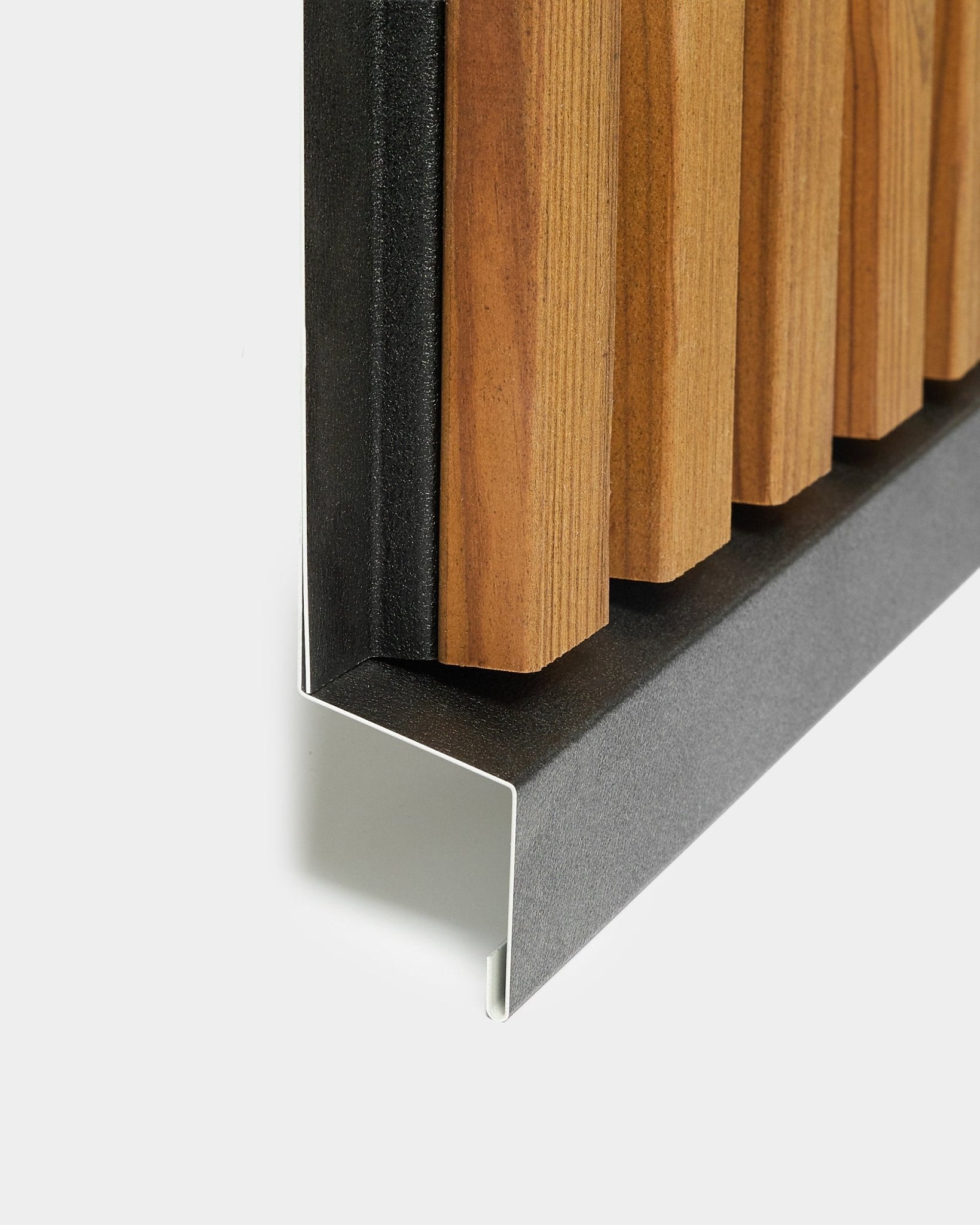 Vue détaillée d’un panneau de façade WoodUpp Aluwood de 240 cm avec des lattes en bois verticales et une finition en métal black, faisant partie de la collection outdoor Nordic.