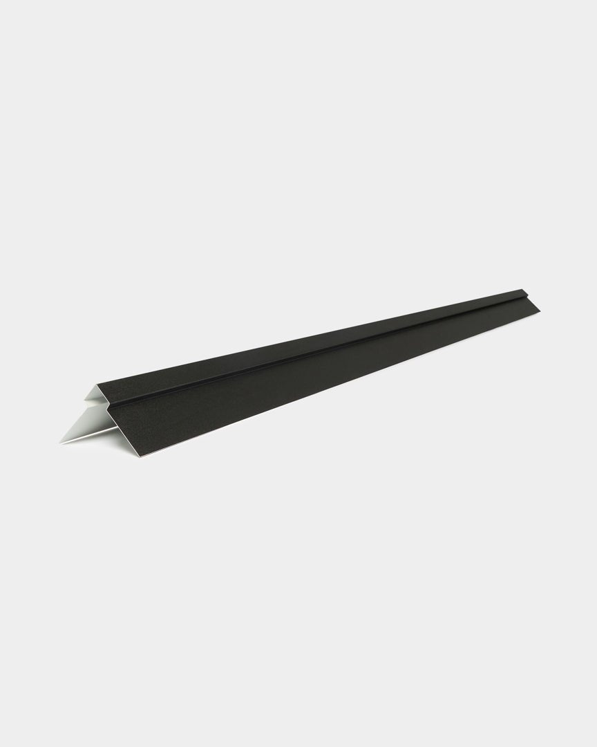 Coin extérieur WoodUpp Aluwood 240 cm : profilé triangulaire en aluminium pour panneau de façade, black, avec face inférieure blanche, présenté sur un fond blanc uni.
