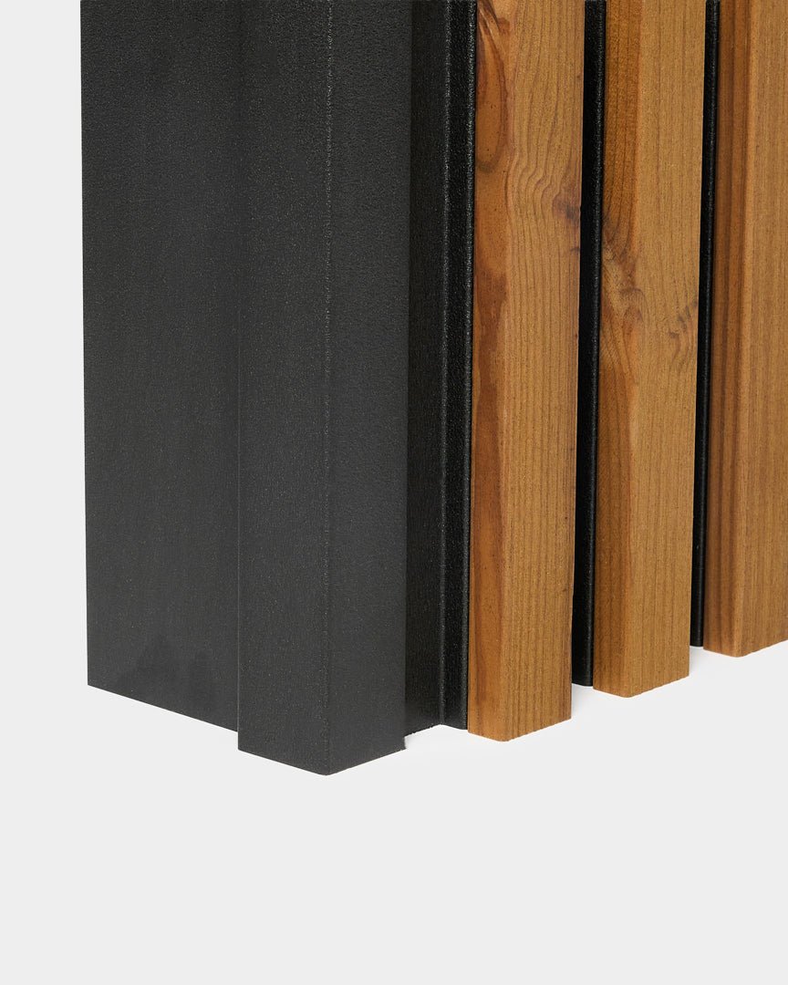 Gros plan sur le panneau de façade WoodUpp Aluwood coin extérieur, 240 cm, avec des lattes en bois verticales et des panneaux métalliques black, sur fond blanc.