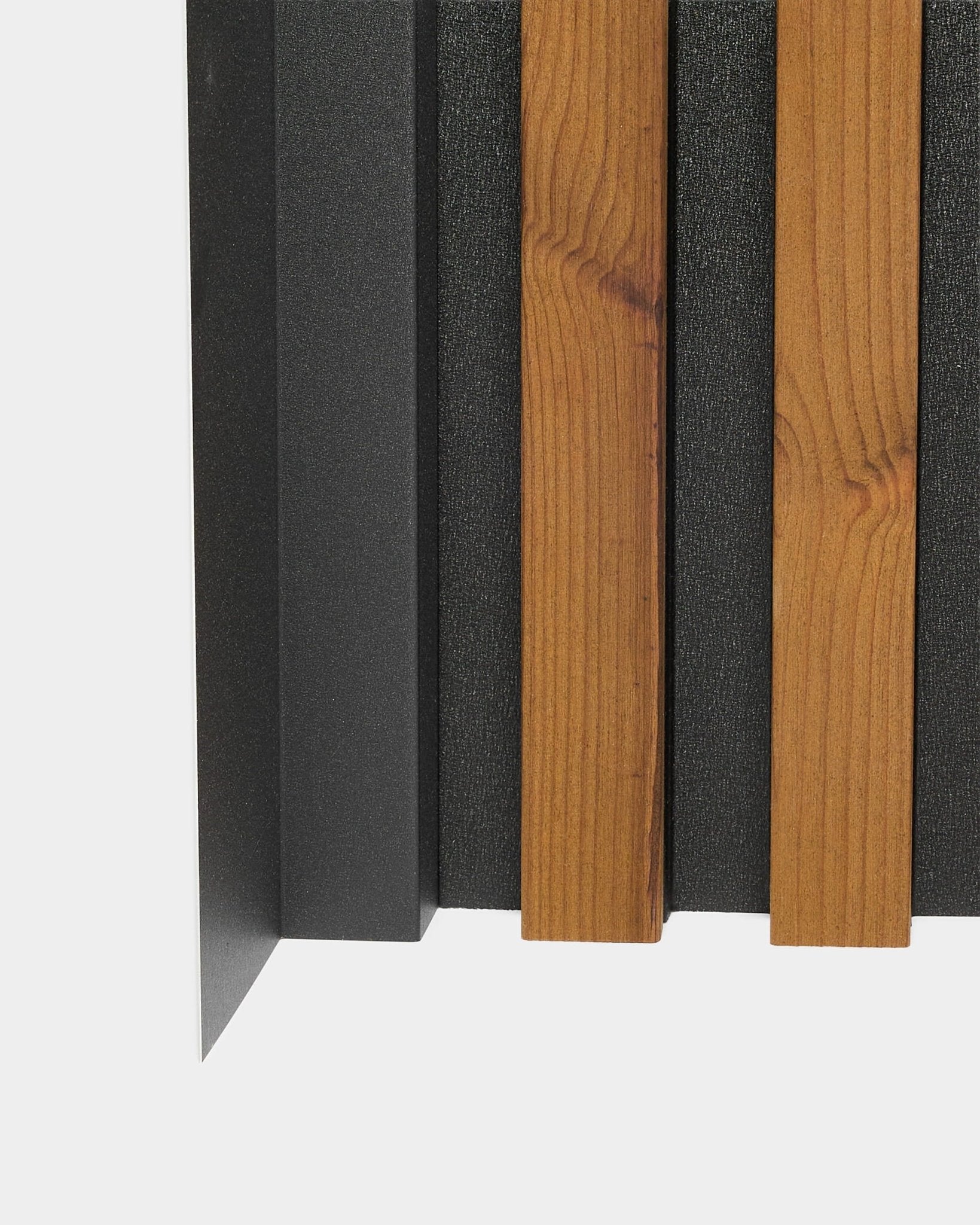 Gros plan sur le WoodUpp Aluwood Inside Corner, 240 cm, avec des lattes en bois vertical, un support en feutre black et un profil d’angle intérieur en aluminium thermolaqué.