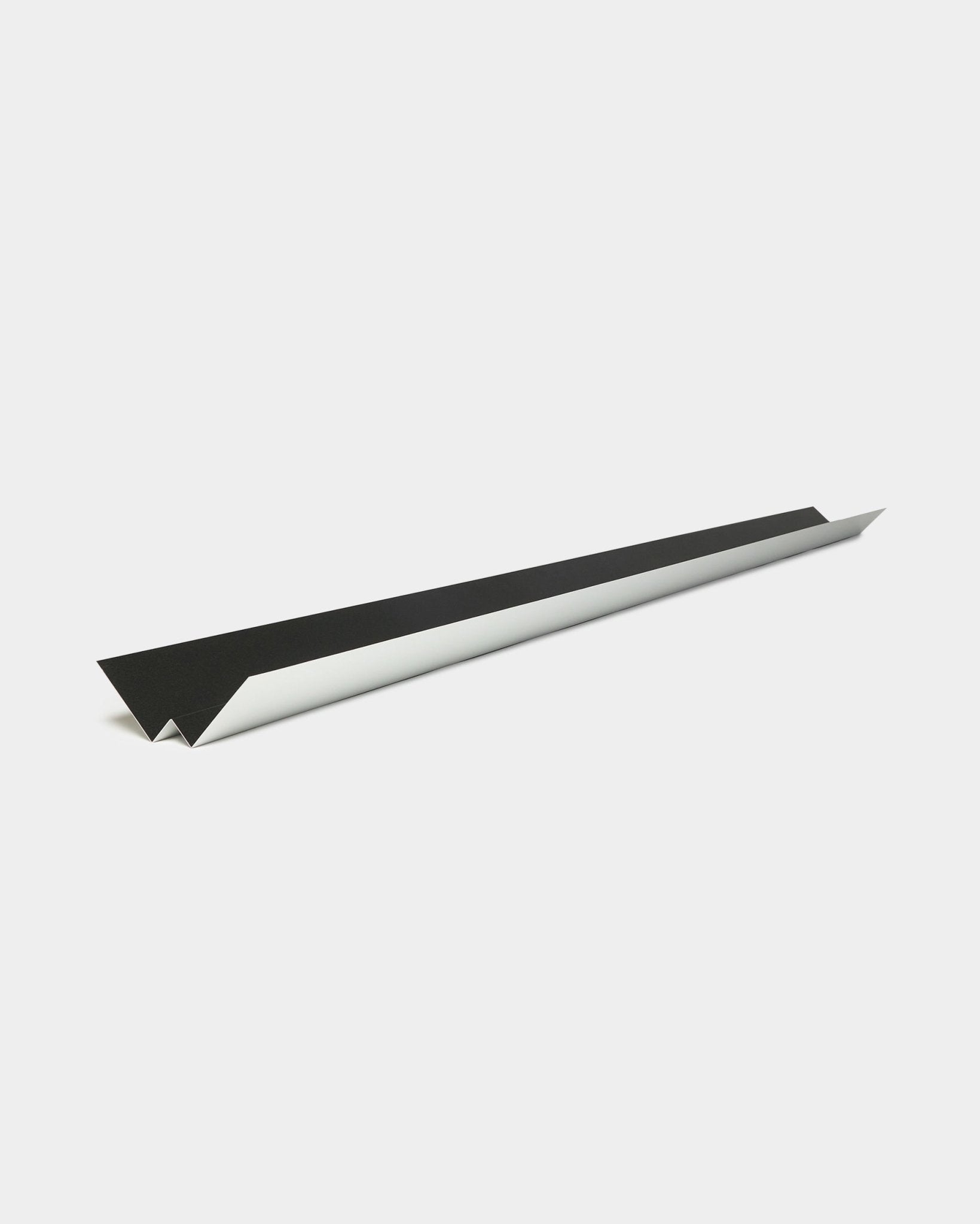 Design minimaliste d’avion en papier black et blanc, évoquant les lignes épurées et le profil géométrique du panneau de façade Aluwood Inside Corner de WoodUpp, 240 cm.