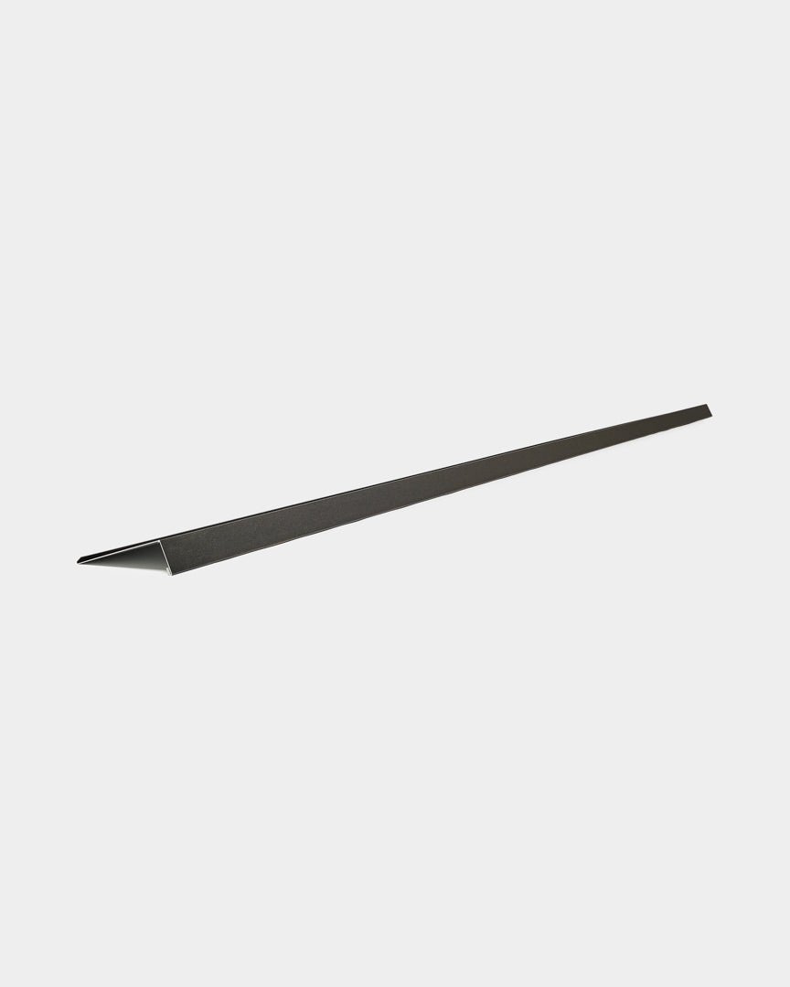 Appui de fenêtre WoodUpp Aluwood, 240 cm, panneau de façade en aluminium thermolaqué fin à section triangulaire, présenté sur fond blanc.
