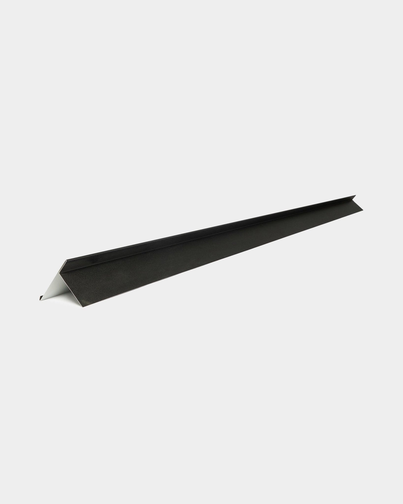 Profilé de bord de recouvrement WoodUpp Aluwood, 240 cm, en aluminium black avec face inférieure blanche, orienté en diagonale sur fond blanc. Pour panneaux de façade extérieurs.