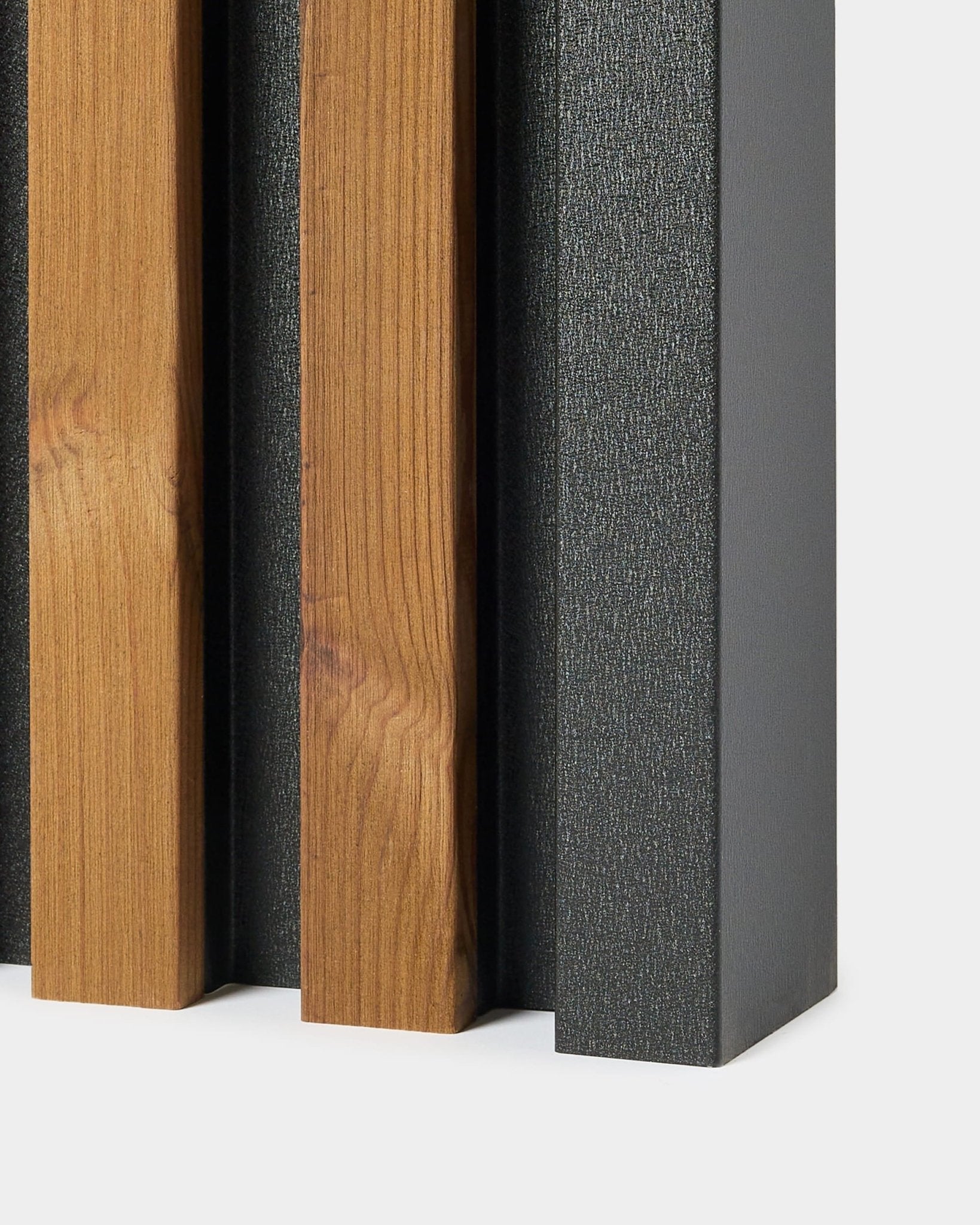 Gros plan sur l’angle de finition WoodUpp Aluwood pour panneau de façade, 240 cm, montrant des lattes en bois vertical et black avec un profilé en aluminium dans un motif alterné.