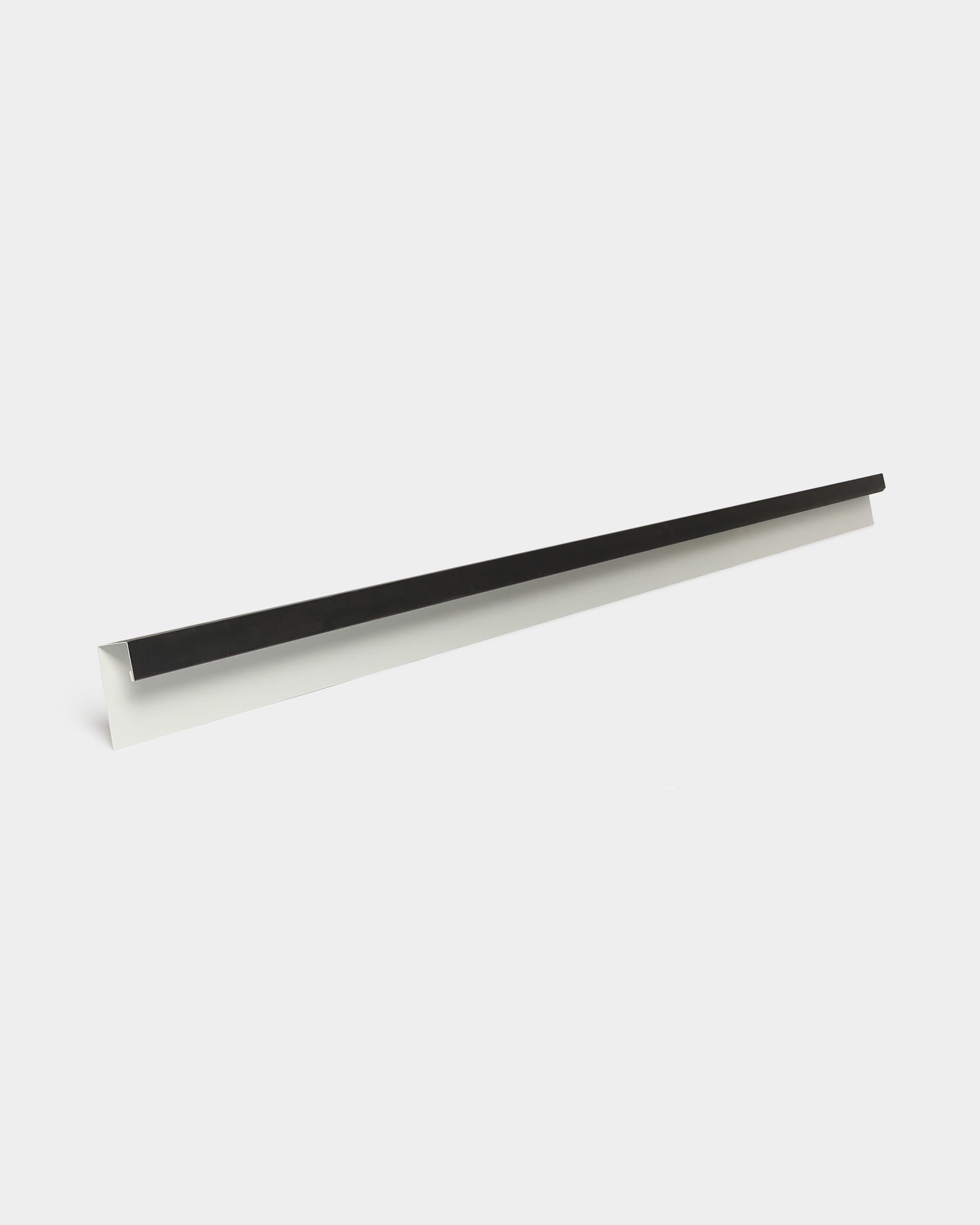 WoodUpp Aluwood Top Finishing, 240 cm langes Aluminiumprofil für Fassadenplatten, präsentiert auf einem weißen Ständer vor einem einfarbigen weißen Hintergrund.