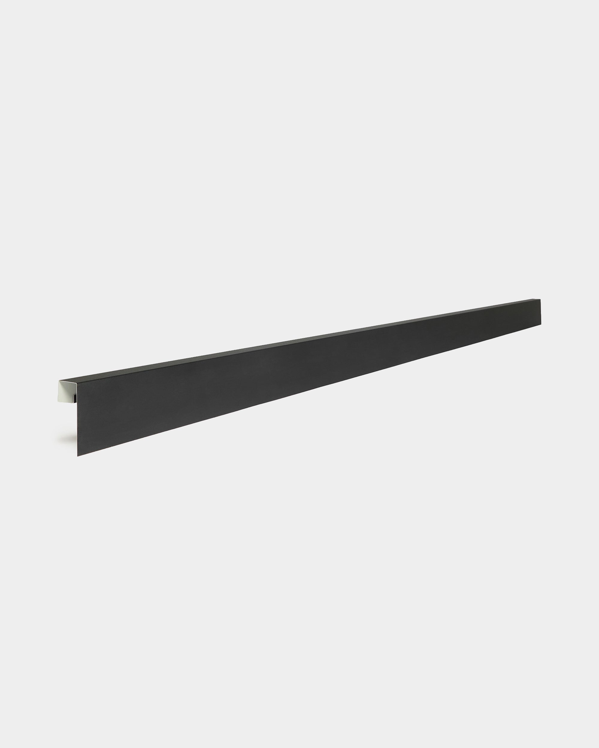 Profilé en aluminium WoodUpp Aluwood 240 cm black avec pli à angle droit, conçu pour être utilisé avec des panneaux de façade extérieurs, idéal pour la finition des bordures de bardage.