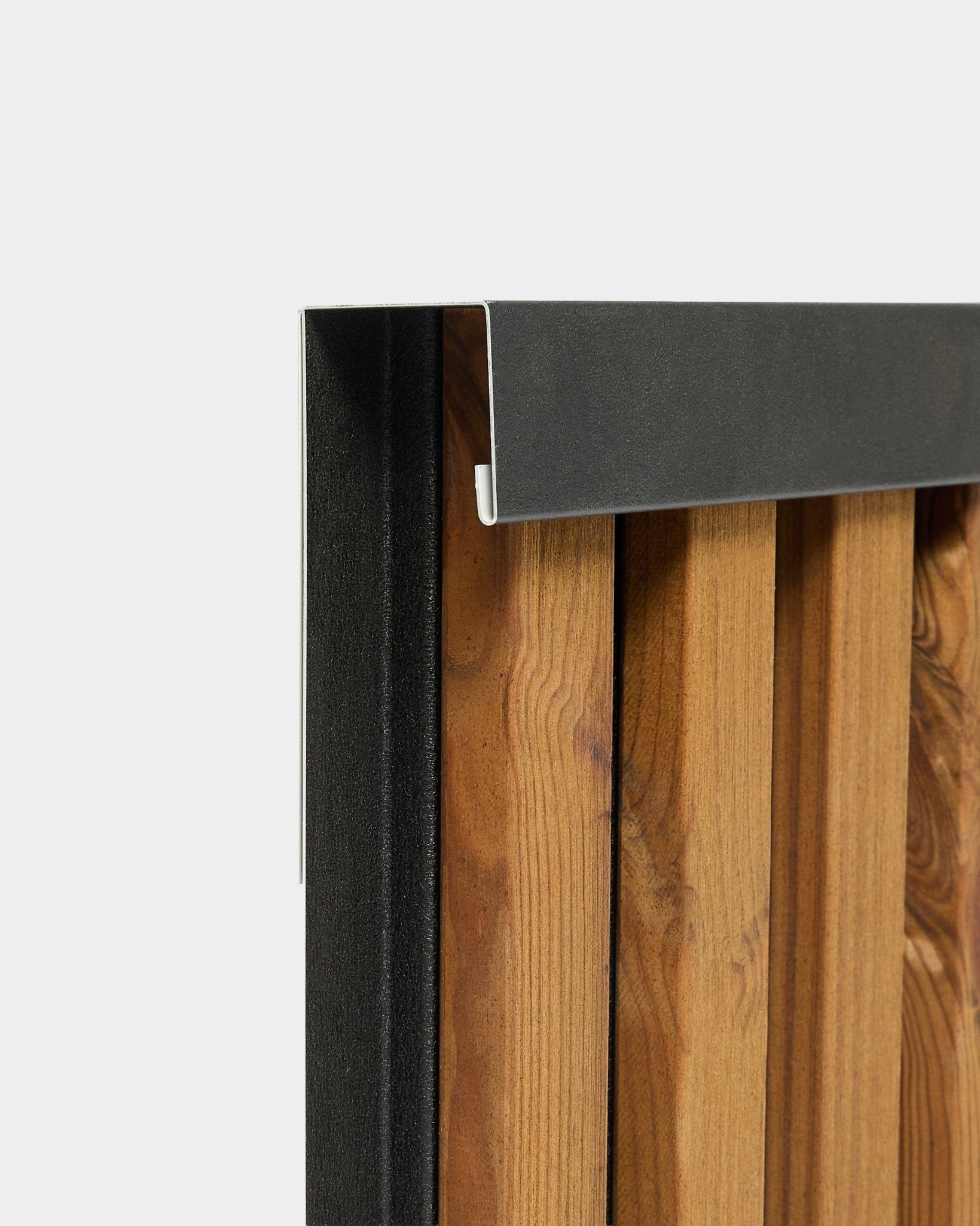 Gros plan du profilé de finition WoodUpp Aluwood 240 cm avec un bord en aluminium black pour panneaux de façade extérieurs, présenté sur fond blanc.