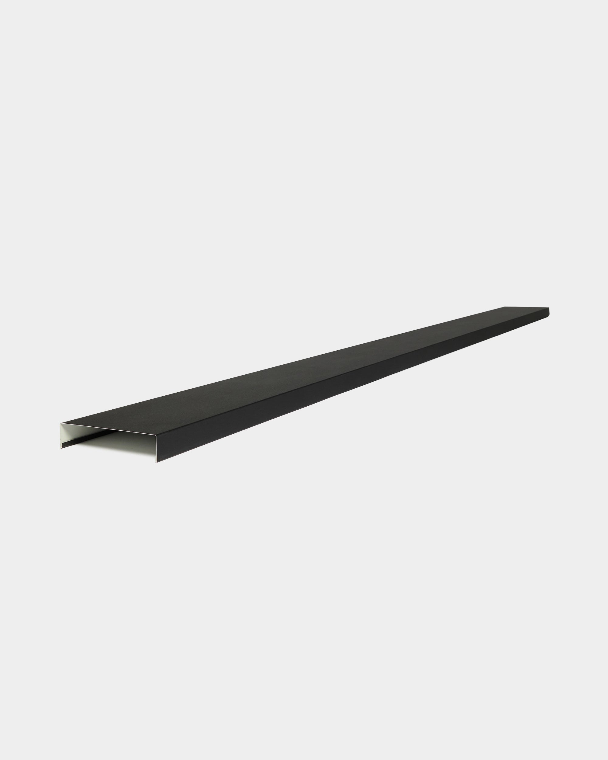 Couronnement mural pour panneau de façade WoodUpp Aluwood Level, 240 cm x 20 cm, en aluminium thermolaqué black avec dessous ouvert, présenté sur fond blanc uni.