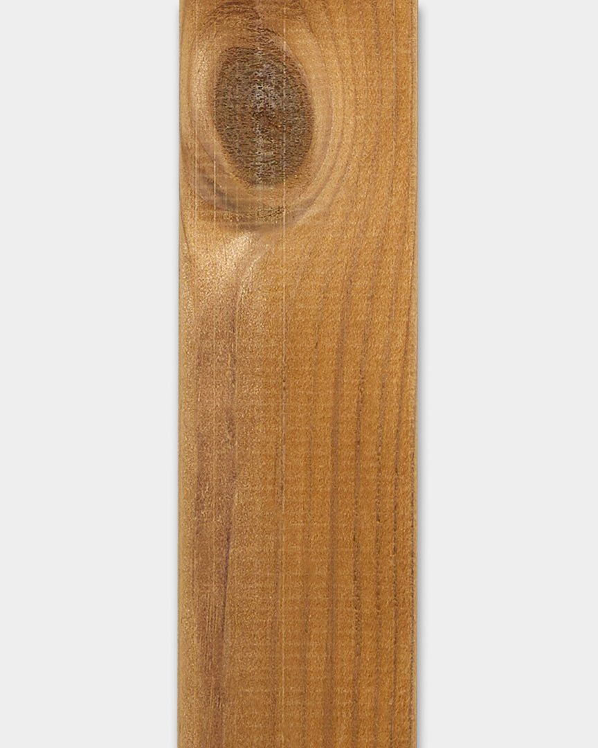 Panneau de façade Aluwood brown de WoodUpp, 240 x 4 x 1,8 cm, avec des nœuds visibles et un veinage naturel, présenté sur un fond blanc.
