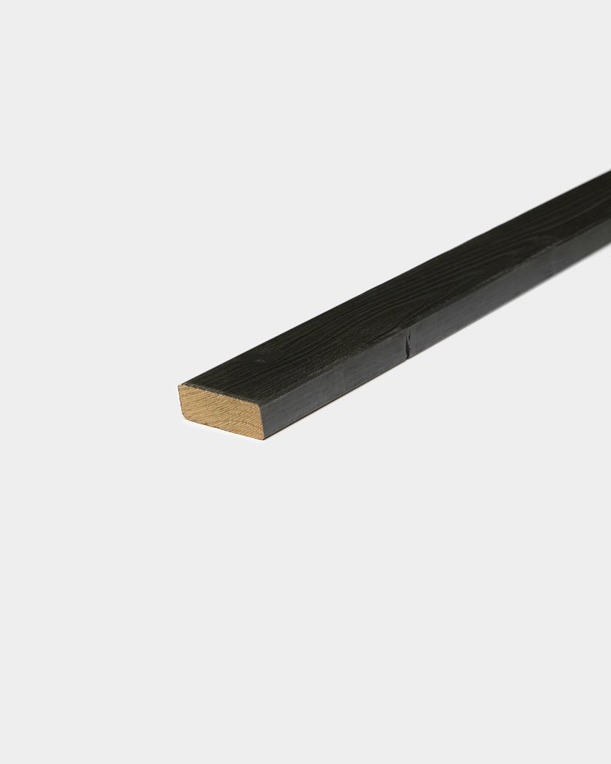 Panneaux de façade Aluwood de WoodUpp avec une finition black, présentés sur un fond blanc uni qui met en valeur leur design nordique minimaliste.