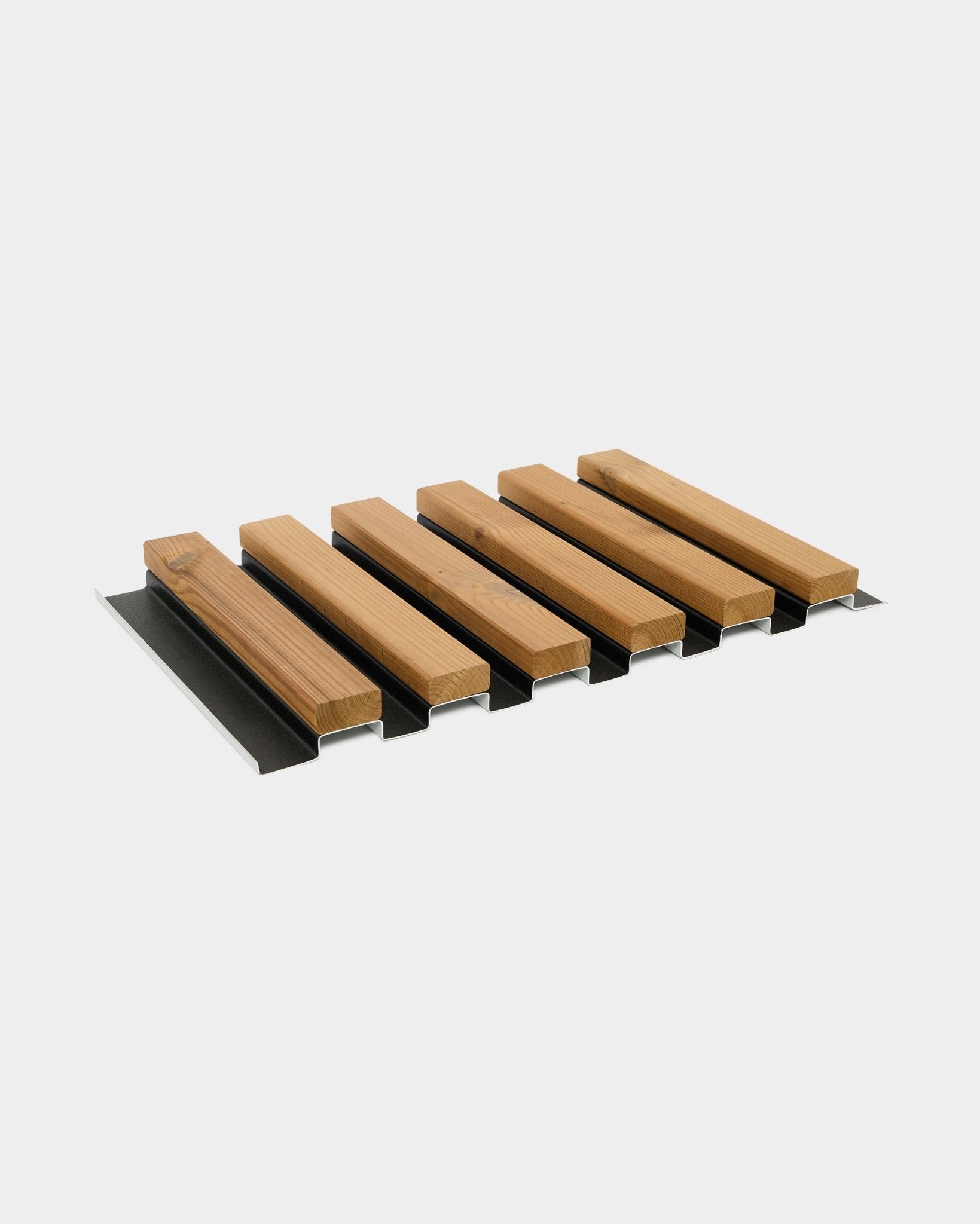 Échantillon de panneau de façade Aluwood de WoodUpp, finition brown, 45,7 x 27 cm, avec alternance de lattes en bois et de bandes métalliques black sur fond blanc.