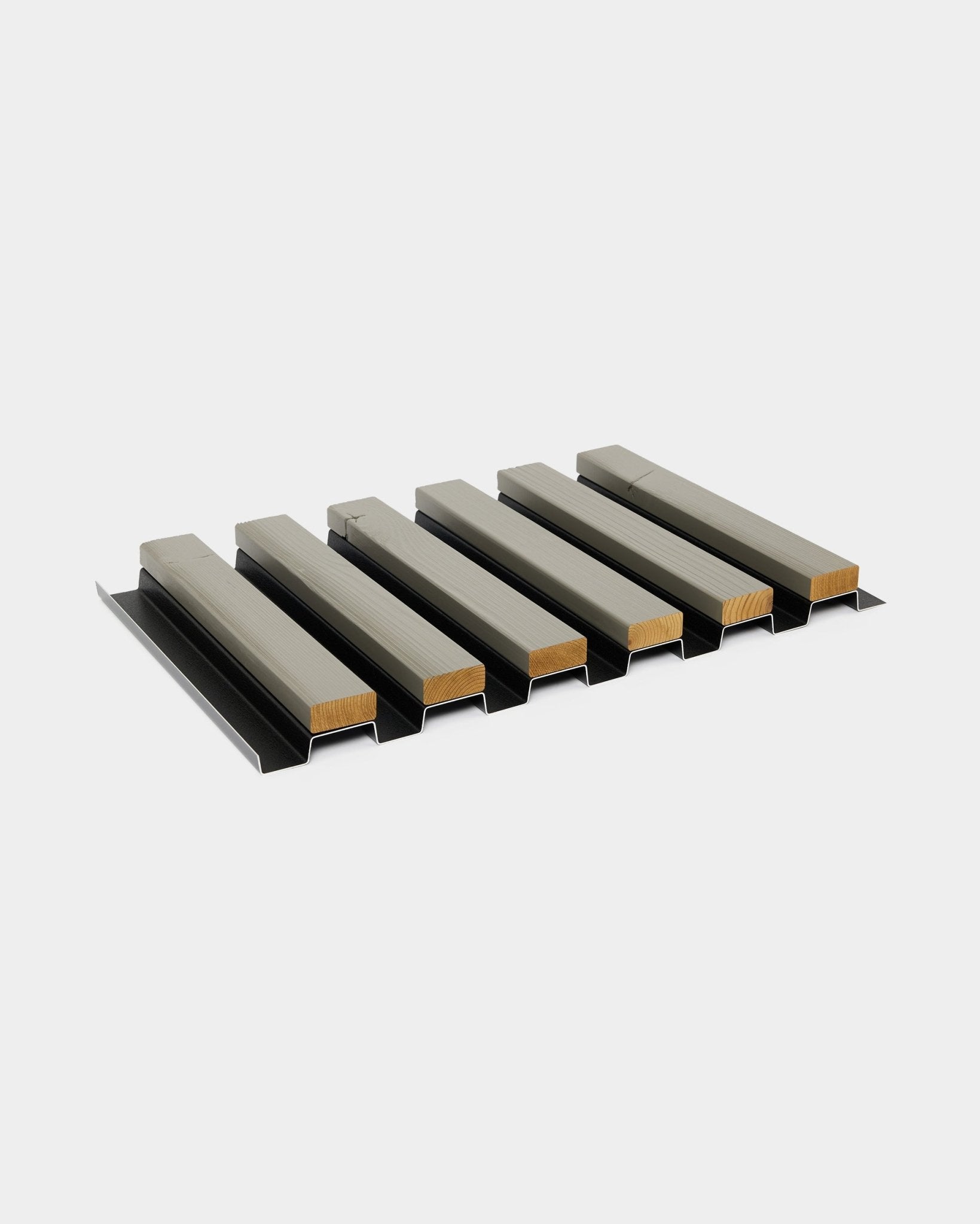 Six échantillons de panneaux de façade Aluwood en finition grey (45,7 x 27 cm) de WoodUpp sont présentés sur des supports métalliques black, sur un fond gris clair.