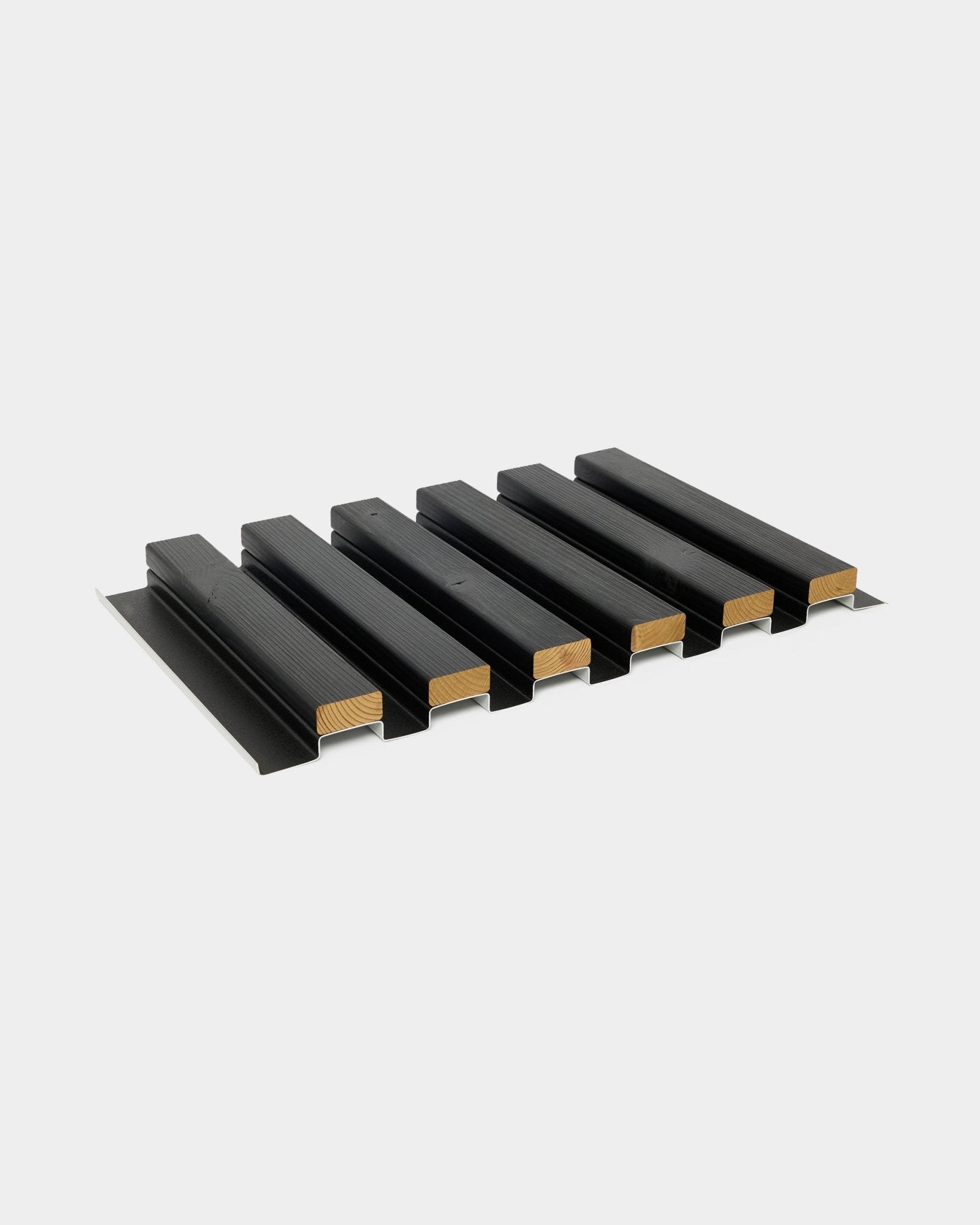 Échantillon de panneau de façade Aluwood de WoodUpp avec six lattes en bois insérées dans des profilés métalliques black, format 45,7 x 27 cm, présenté sur un fond gris clair.