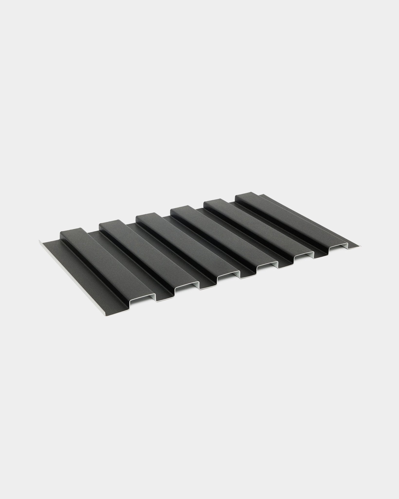 Échantillon de panneau de façade extérieure Aluwood WoodUpp, style sobre en aluminium black, 45,7 x 27 cm, avec un design ondulé nervuré sur fond blanc.