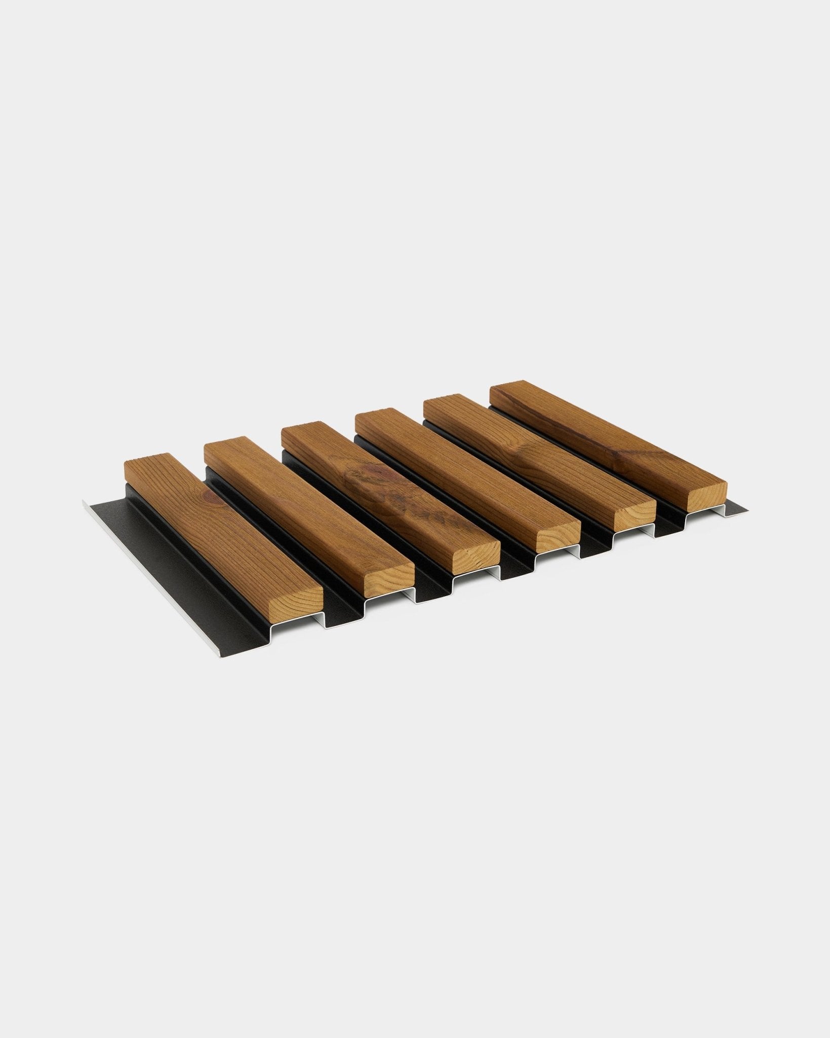 Échantillon de panneau de façade Aluwood WoodUpp en brown huilé (45,7 x 27 cm), avec alternance de lattes en bois et de bandes black pour la performance acoustique.