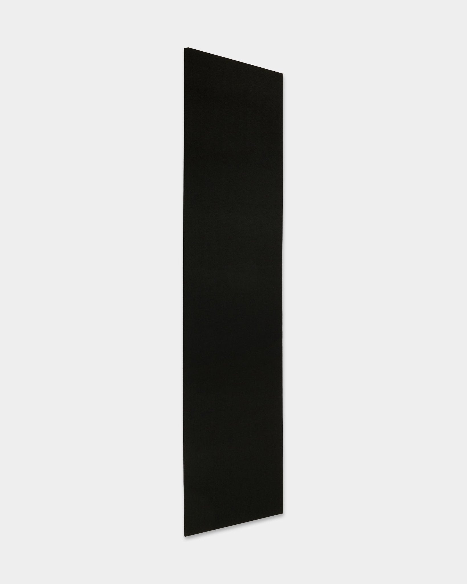 Le Akupanel Panneau acoustique de WoodUpp en finition Felt/Black (240,1 x 59,8 cm) est présenté à la verticale sur un fond blanc uni, mettant en valeur son design minimaliste nordique.