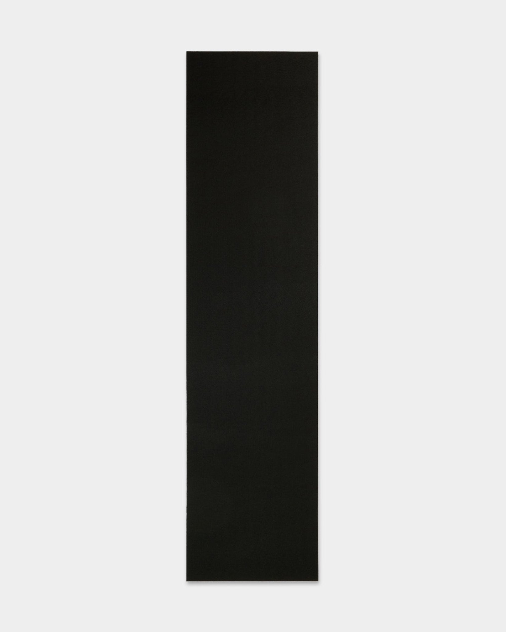 Tapis de yoga en feutre black WoodUpp (240,1 x 59,8 cm), fabriqué à partir de plastique recyclé, présenté sur un fond blanc ; accessoire pour les panneaux acoustiques Akupanel.