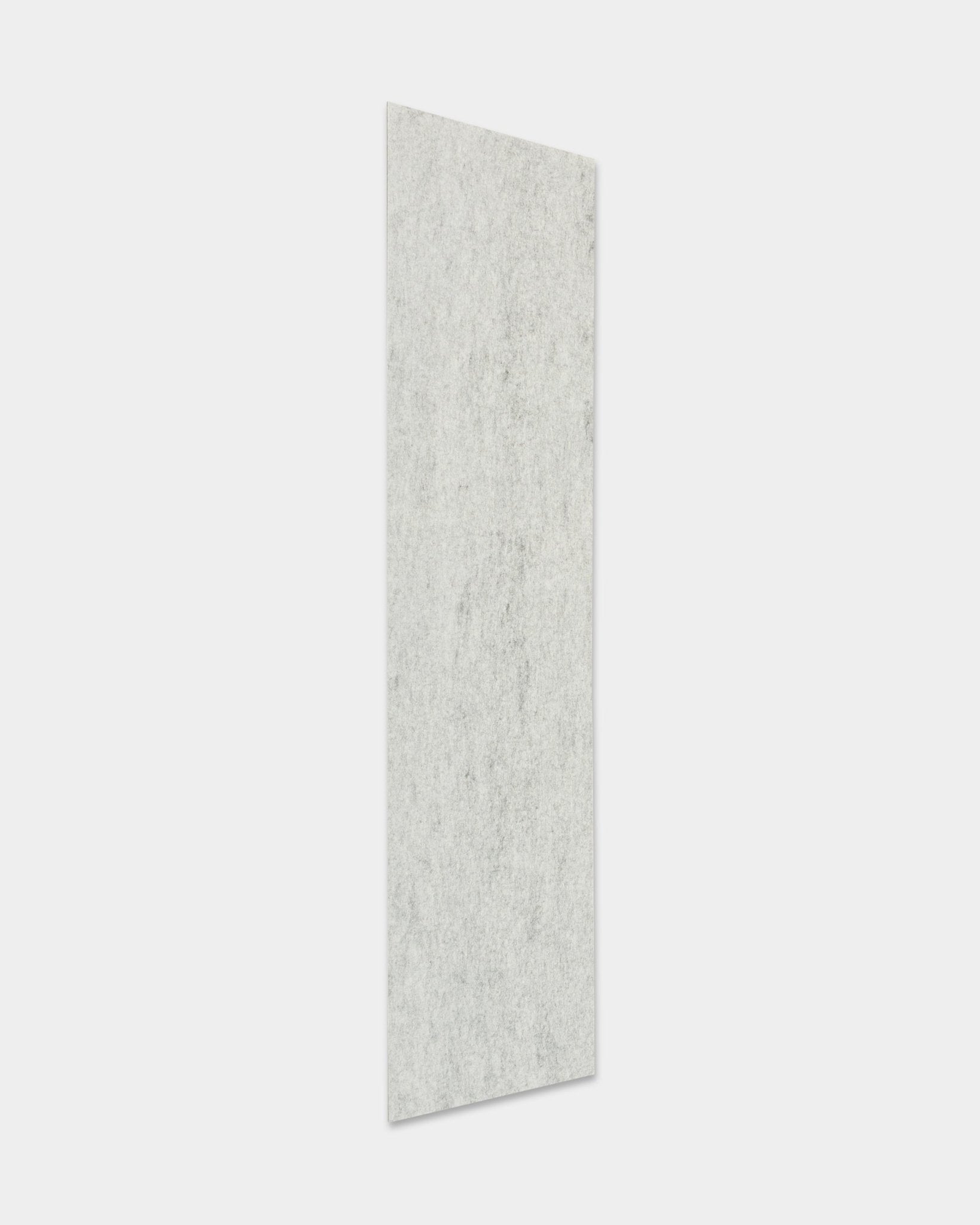 Le Akupanel Panneau acoustique de WoodUpp en Felt/Grey, mesurant 240,1 x 59,8 cm, est présenté à la verticale sur un fond blanc uni.