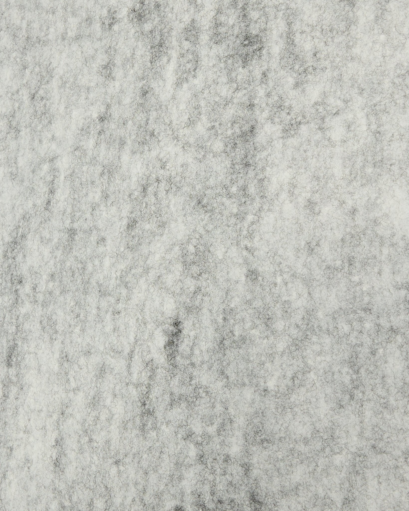 Détail de l’accessoire d’installation WoodUpp Akupanel en feutre grey, 240,1 x 59,8 cm, montrant une surface texturée et marbrée en matériau acoustique en plastique recyclé.