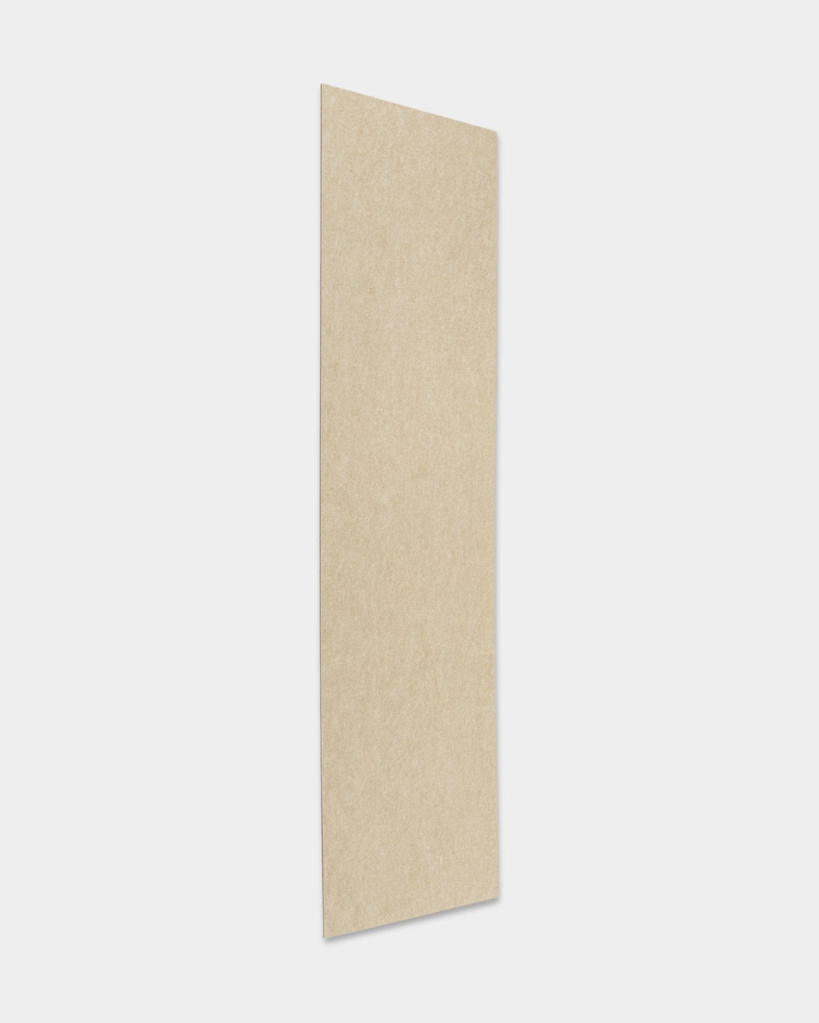 Panneau acoustique en bois WoodUpp Akupanel avec finition en feutre/beige (240,1 x 59,8 cm), monté à la verticale sur un fond uni gris clair.