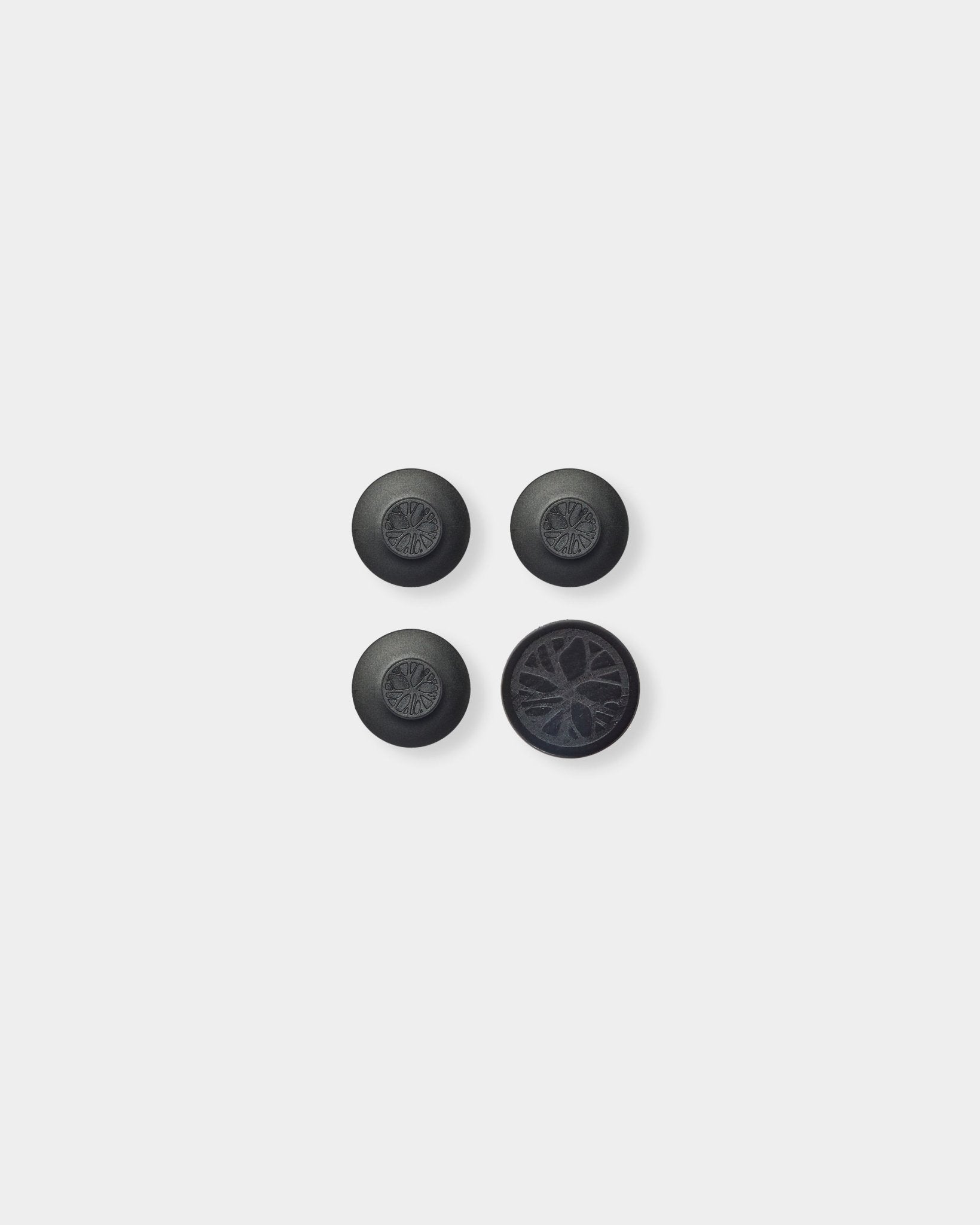 Trois black Dupps ronds et une pièce circulaire présentant un motif détaillé de lattes acoustiques en bois inspiré de Nordic WoodUpp Akupanel sur un fond gris clair.