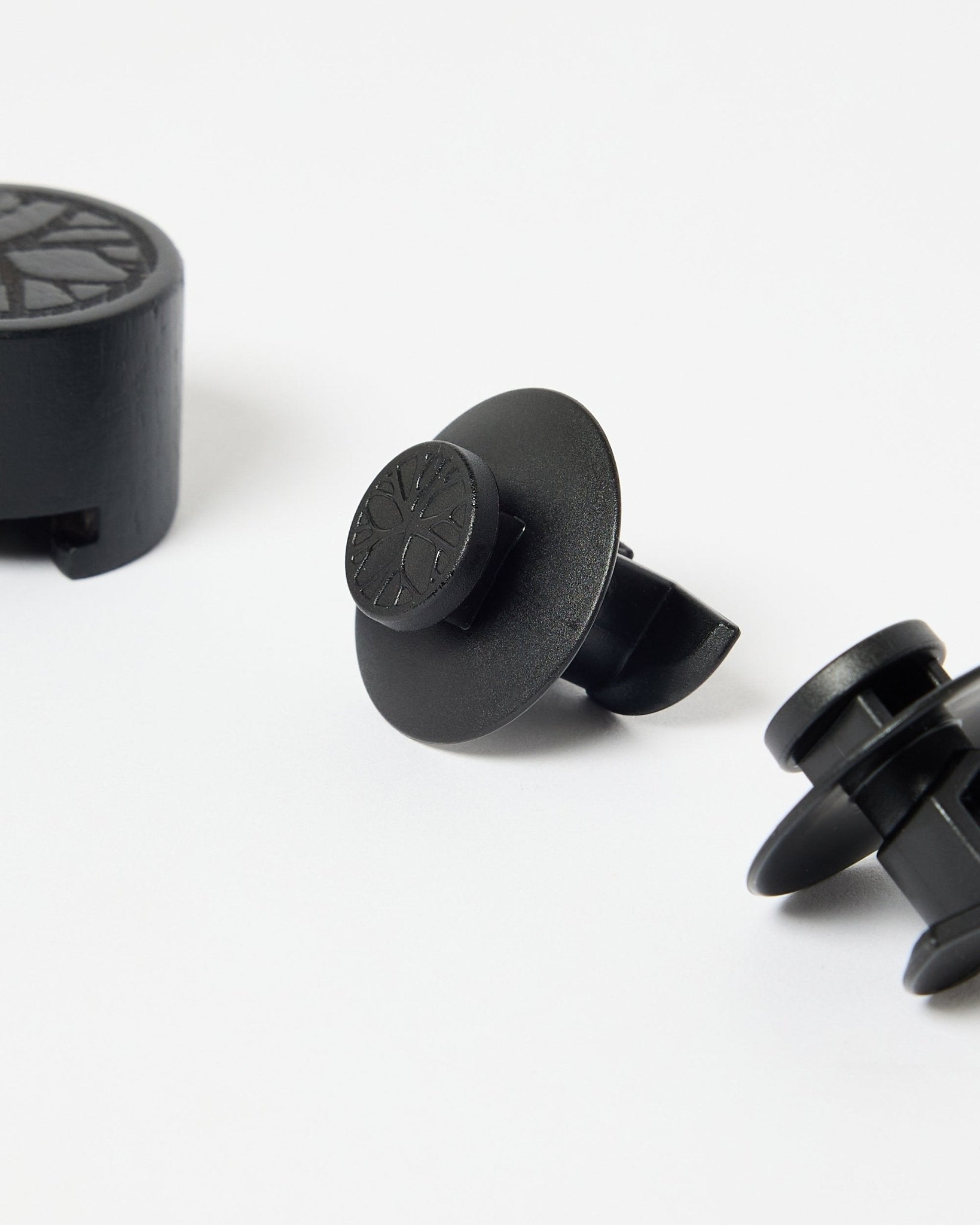 Lot de 3 supports en nylon black à tête circulaire avec outil d’installation, conçus pour monter des panneaux acoustiques WoodUpp ou des panneaux muraux à lattes.