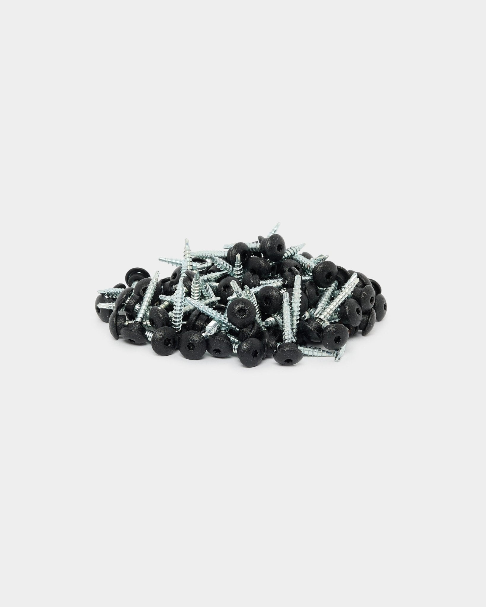 Vis frontales WoodUpp 4.8x35 mm Black avec rondelles Ø9.5 mm, lot de 100, conçues pour une installation sûre des panneaux de façade extérieurs Aluwood.