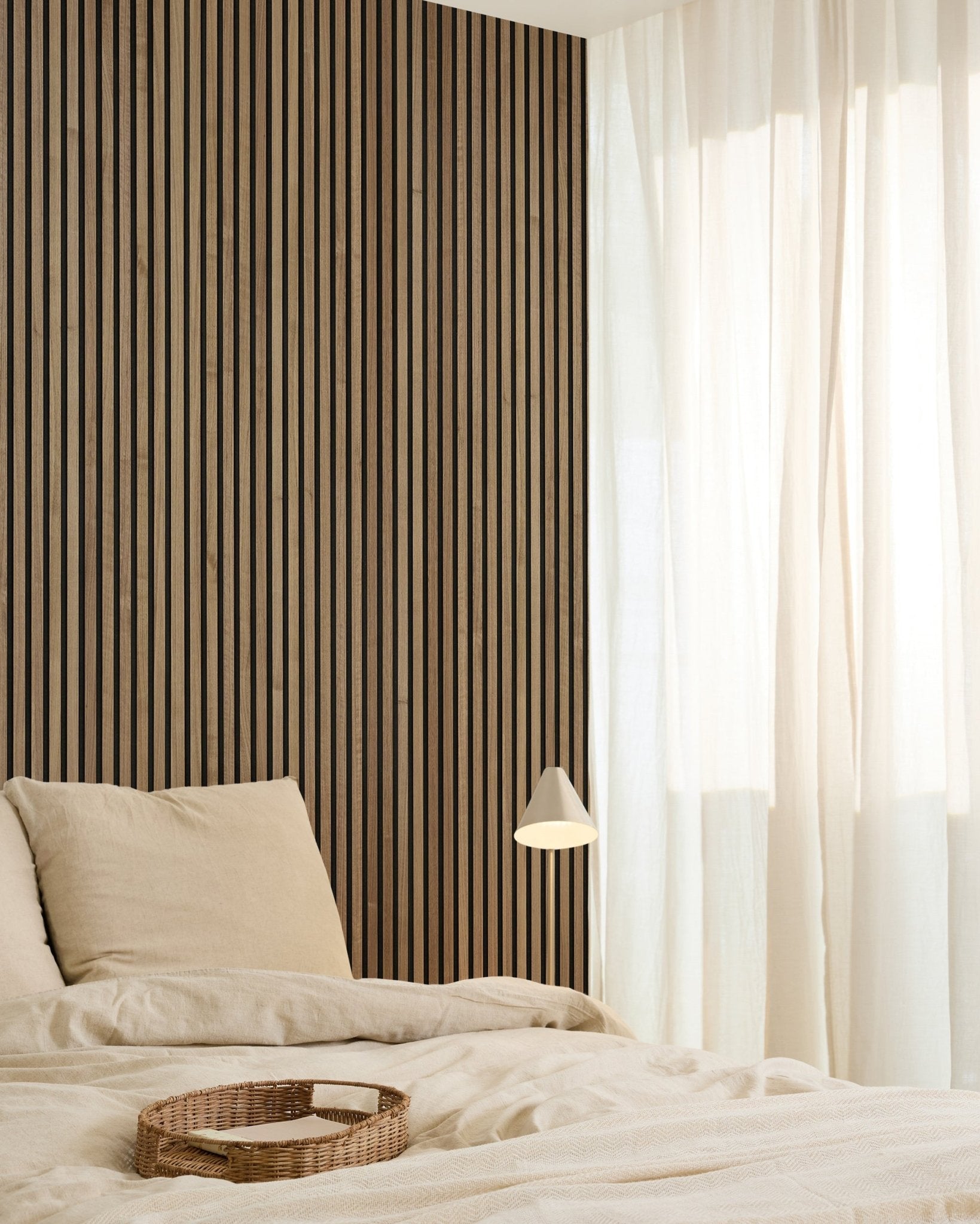 Chambre minimaliste avec un WoodUpp Original Akupanel Walnut Panneau acoustique (240x60cm) au mur, du linge de lit beige, des rideaux voilage, un plateau tressé et une applique murale small.