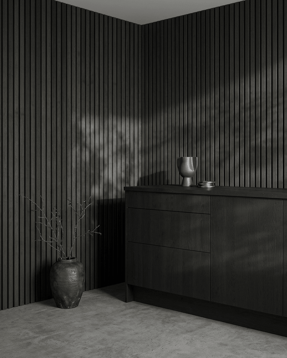Pièce minimaliste avec panneau acoustique WoodUpp Akupanel Panneau acoustique en frêne Black et feutre black, complété par des éléments de décoration scandinaves et des touches de céramique.