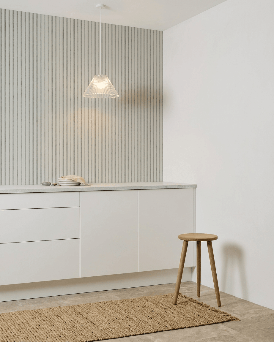 Cuisine minimaliste avec des placards blancs, un tabouret en bois, un tapis tissé et un panneau acoustique WoodUpp Akupanel Snow Panneau acoustique installé pour absorber le son.