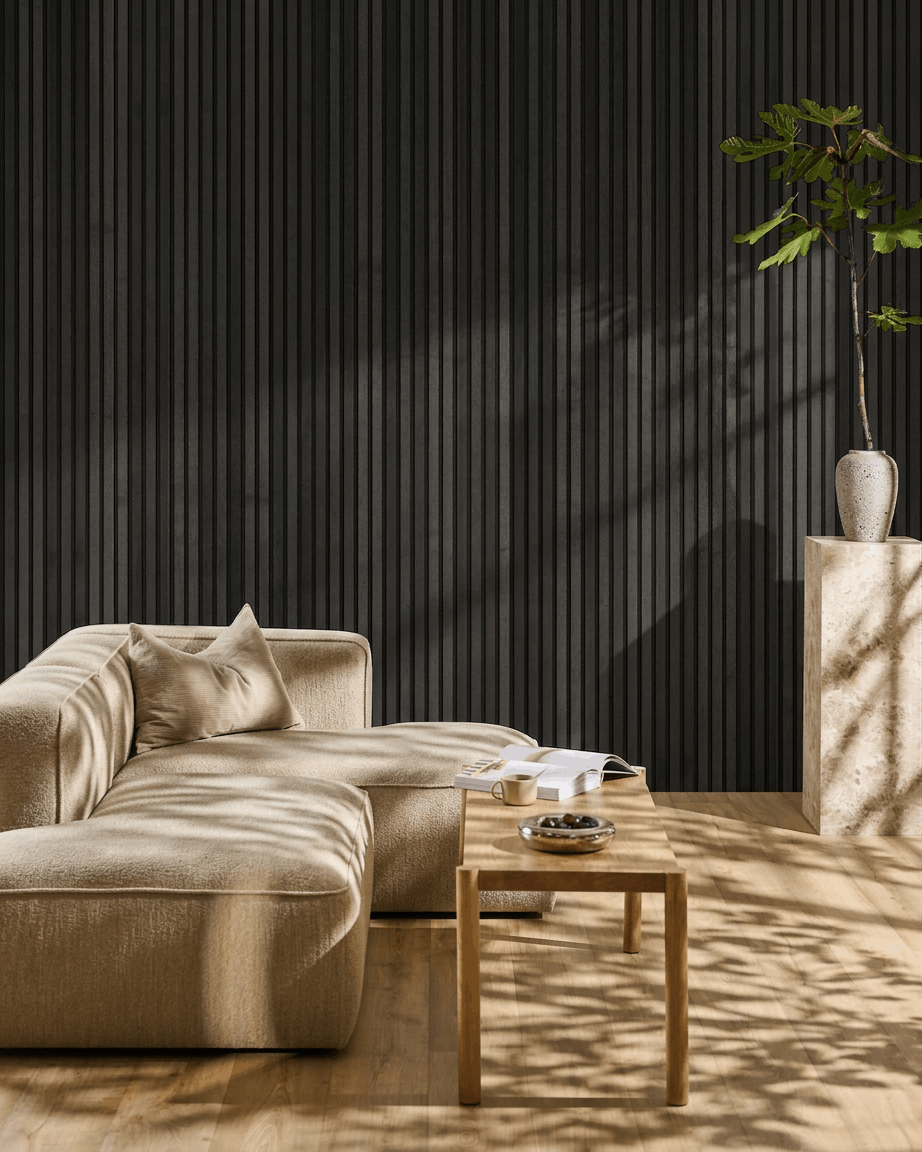 Salon minimaliste avec un canapé beige, une table basse en bois et un panneau WoodUpp Akupanel Panneau acoustique en frêne Black, utilisé comme mur d’accent d’inspiration scandinave.