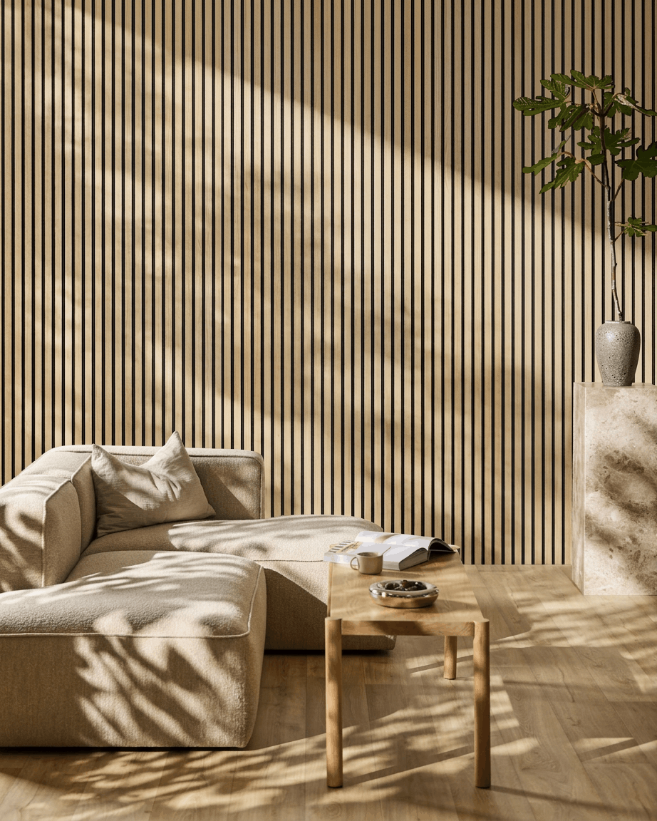 Salon minimaliste avec un canapé d’angle beige, une table basse en bois, une plante en pot et un panneau WoodUpp Akupanel classic oak Panneau acoustique, baigné de lumière naturelle.