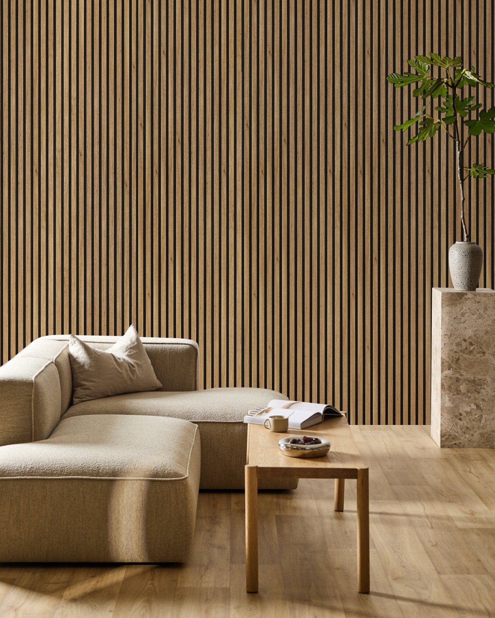 Salon minimaliste avec un canapé d’angle beige, une table basse en bois, une plante et un panneau WoodUpp Akupanel Essential Panneau acoustique en chêne anglais (240x60 cm) en mur d’accent.