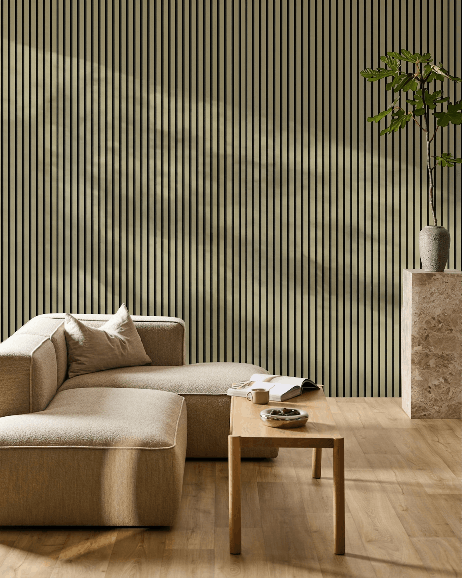 Salon minimaliste avec un canapé d’angle beige, une table basse en bois, une plante en pot sur un piédestal en pierre, et un mur de panneaux acoustiques en bois WoodUpp Akupanel moss.