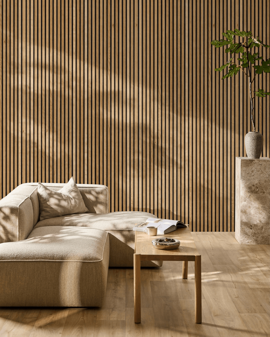 Salon de style scandinave avec un canapé d’angle beige, un panneau Panneau acoustique WoodUpp Akupanel en chêne Rustic Brown au mur, une smalle table en bois et une grande plante.