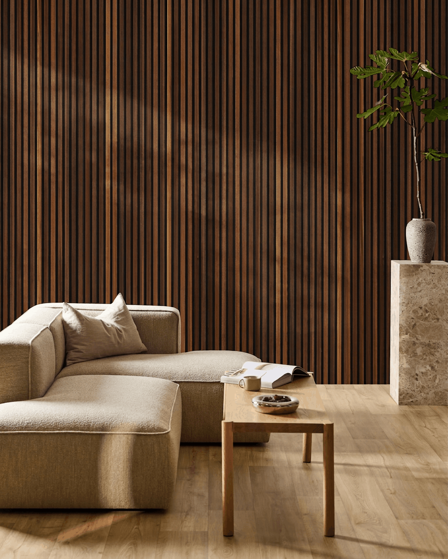 Salon minimaliste avec un canapé beige, une table basse avec un livre ouvert, une grande plante et un panneau acoustique mural en bois WoodUpp Akupanel en mélèze fumé.
