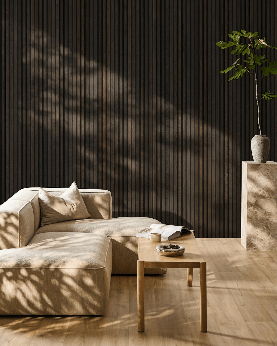 Salon minimaliste avec un canapé beige, une table en bois et une plante ; il met en valeur le panneau mural WoodUpp Akupanel Panneau acoustique en Rustic Smoked Oak.