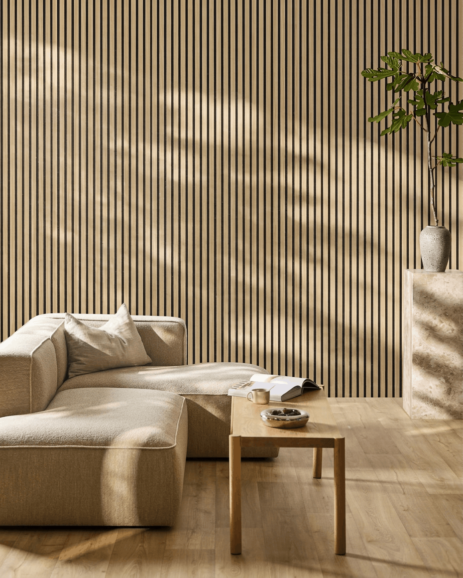 Salon minimaliste avec canapé beige, table basse et plante placés devant un panneau mural acoustique WoodUpp Akupanel en Southern Oak Black Felt.